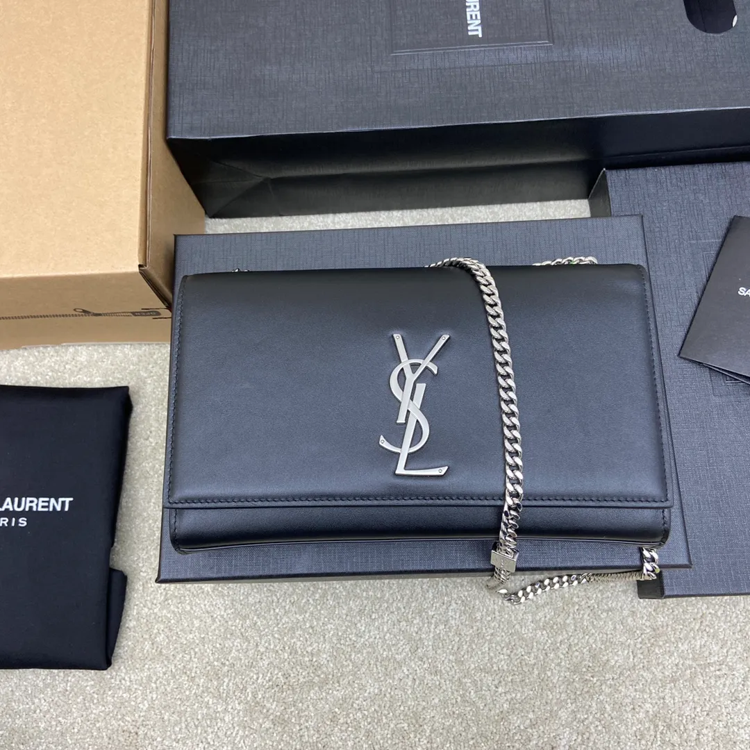 💰1260 South African black leather/silver buckle 🌈Y’s most classic style Kate chain crossbody bag! A versatile style that is a must-have in every girl’s wardrobe! High-quality original South African cowhide, wear-resistant and scratch-resistant, no need to take special care of it💫Believe me, kate is definitely an eternal classic. No one would dare to say they are fashionable without a Y family tassel bag👍20210630 Model: 354021 [original leather] Size: 24*14.5*5.5cm