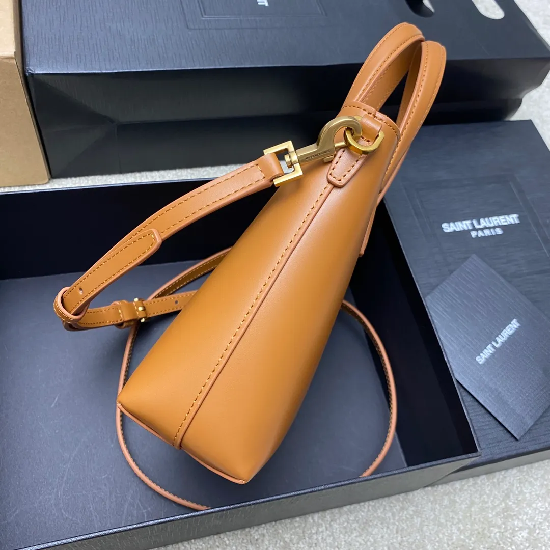p1500 special grade original brown plain/gold 🌈New YSL mini plain tote bag This bag must have its place among mini bags! First, it is small enough and cute enough. Second, it has a large enough capacity to hold it. Third, its crocodile pattern embossing is durable enough. With these three points, almost no cute little one can beat it! The design of the small handbag and detachable shoulder strap is also more outstanding in terms of carrying ability. It is so cute and has no shortcomings. I love it! ! It must be developed by ZP, see the comparison chart for similarity! Please rest assured about the quality and leave it to us! 20240580 Model: 773995 [original leather] Size: 18×17×8cm