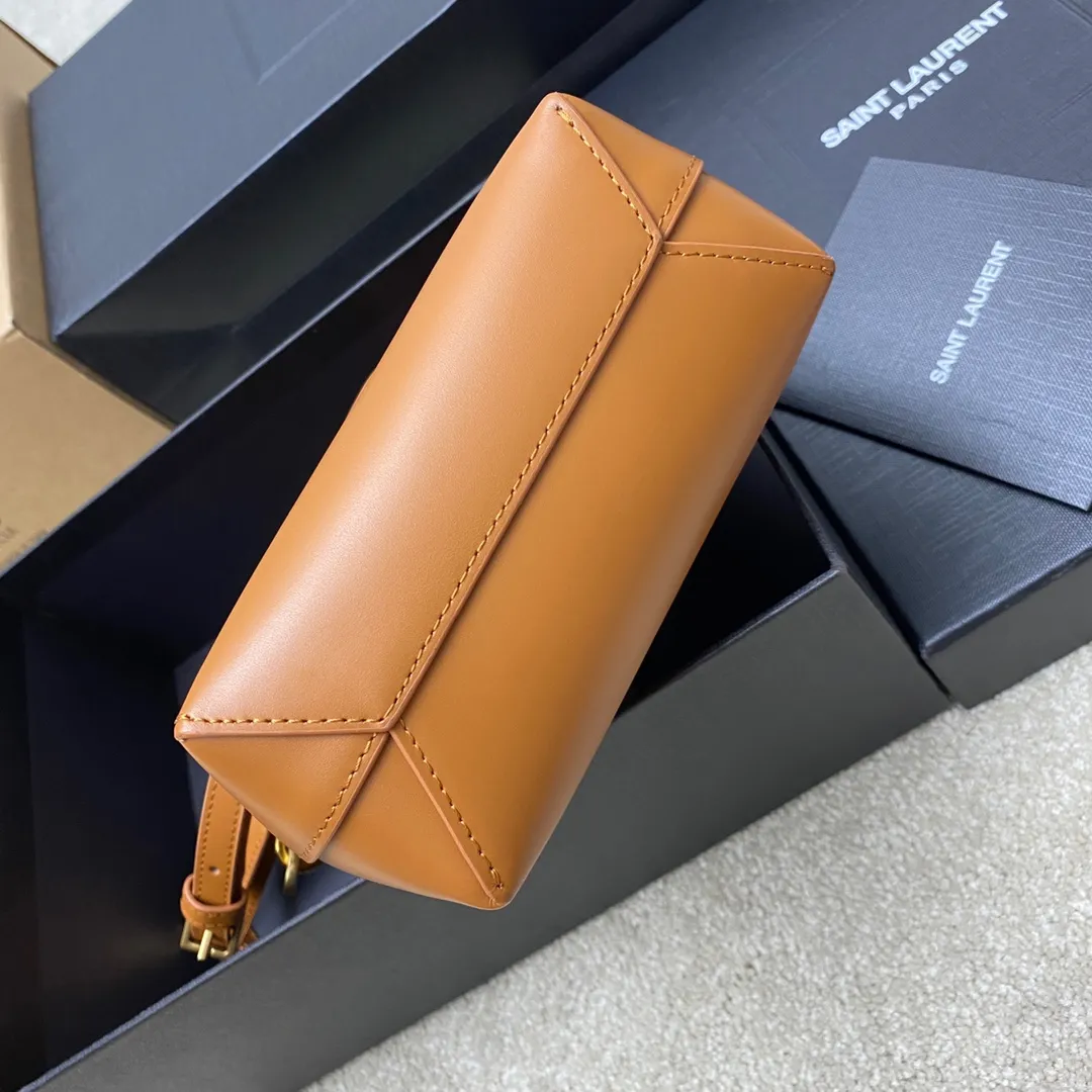 p1500 special grade original brown plain/gold 🌈New YSL mini plain tote bag This bag must have its place among mini bags! First, it is small enough and cute enough. Second, it has a large enough capacity to hold it. Third, its crocodile pattern embossing is durable enough. With these three points, almost no cute little one can beat it! The design of the small handbag and detachable shoulder strap is also more outstanding in terms of carrying ability. It is so cute and has no shortcomings. I love it! ! It must be developed by ZP, see the comparison chart for similarity! Please rest assured about the quality and leave it to us! 20240580 Model: 773995 [original leather] Size: 18×17×8cm