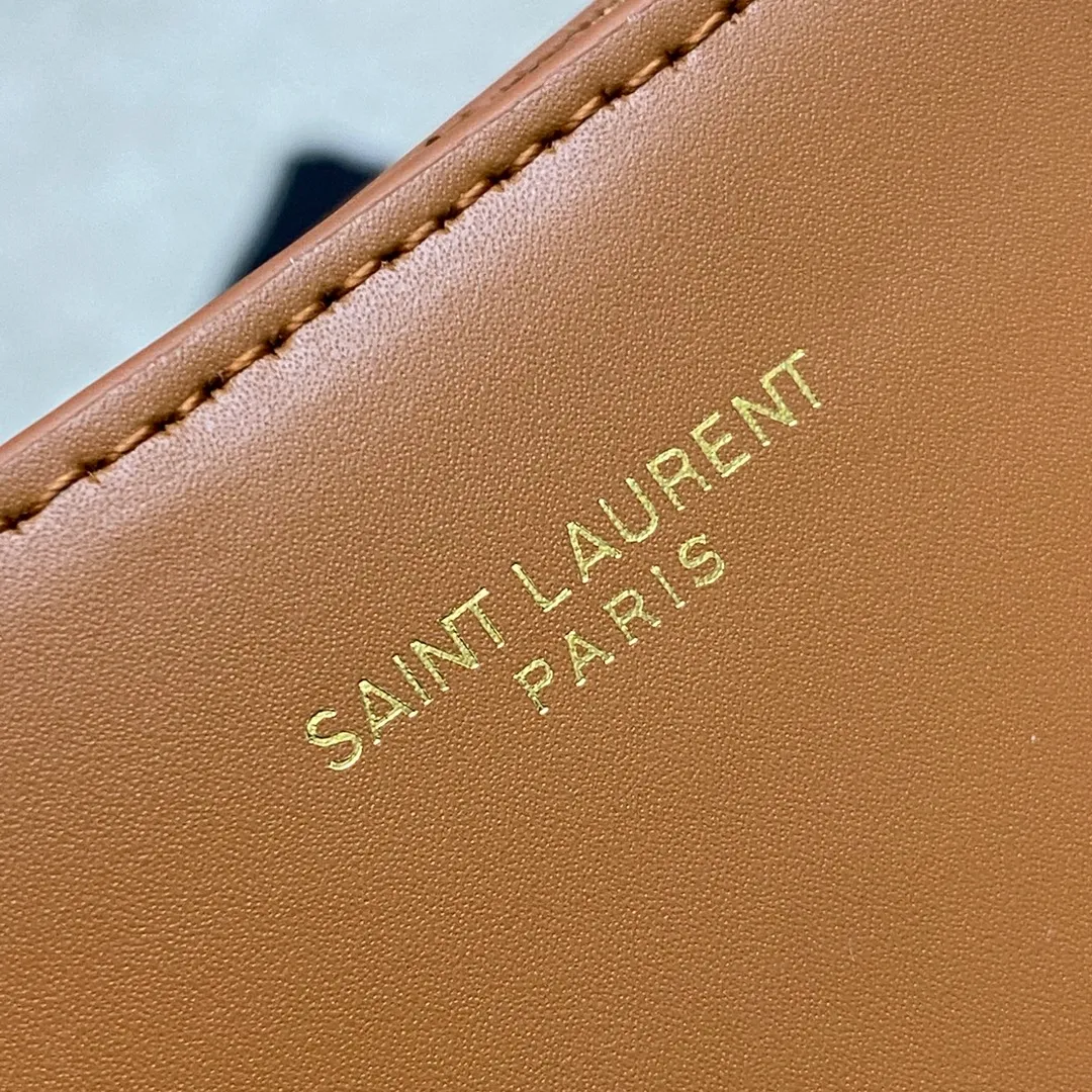 p1500 special grade original brown plain/gold 🌈New YSL mini plain tote bag This bag must have its place among mini bags! First, it is small enough and cute enough. Second, it has a large enough capacity to hold it. Third, its crocodile pattern embossing is durable enough. With these three points, almost no cute little one can beat it! The design of the small handbag and detachable shoulder strap is also more outstanding in terms of carrying ability. It is so cute and has no shortcomings. I love it! ! It must be developed by ZP, see the comparison chart for similarity! Please rest assured about the quality and leave it to us! 20240580 Model: 773995 [original leather] Size: 18×17×8cm