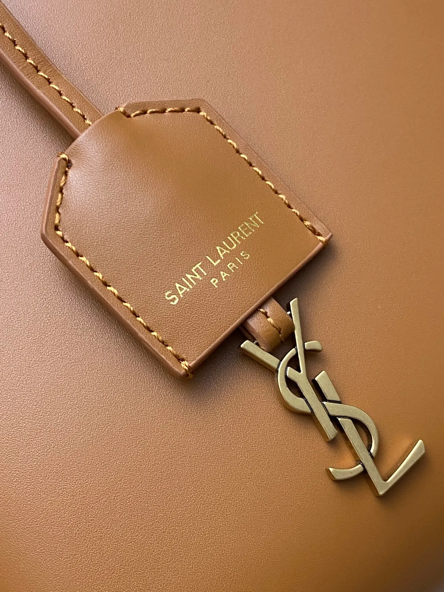 p1500 special grade original brown plain/gold 🌈New YSL mini plain tote bag This bag must have its place among mini bags! First, it is small enough and cute enough. Second, it has a large enough capacity to hold it. Third, its crocodile pattern embossing is durable enough. With these three points, almost no cute little one can beat it! The design of the small handbag and detachable shoulder strap is also more outstanding in terms of carrying ability. It is so cute and has no shortcomings. I love it! ! It must be developed by ZP, see the comparison chart for similarity! Please rest assured about the quality and leave it to us! 20240580 Model: 773995 [original leather] Size: 18×17×8cm
