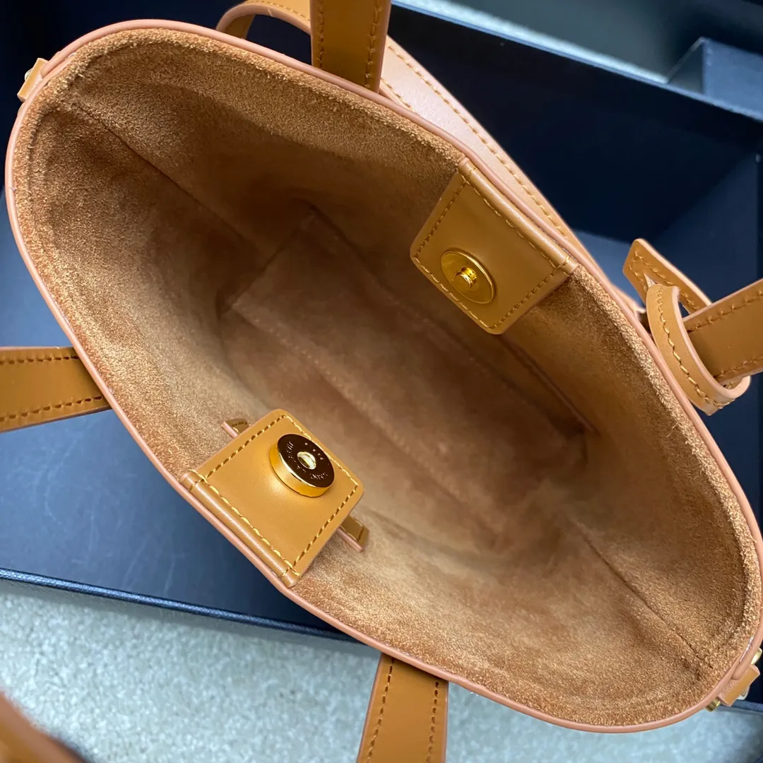 p1500 special grade original brown plain/gold 🌈New YSL mini plain tote bag This bag must have its place among mini bags! First, it is small enough and cute enough. Second, it has a large enough capacity to hold it. Third, its crocodile pattern embossing is durable enough. With these three points, almost no cute little one can beat it! The design of the small handbag and detachable shoulder strap is also more outstanding in terms of carrying ability. It is so cute and has no shortcomings. I love it! ! It must be developed by ZP, see the comparison chart for similarity! Please rest assured about the quality and leave it to us! 20240580 Model: 773995 [original leather] Size: 18×17×8cm