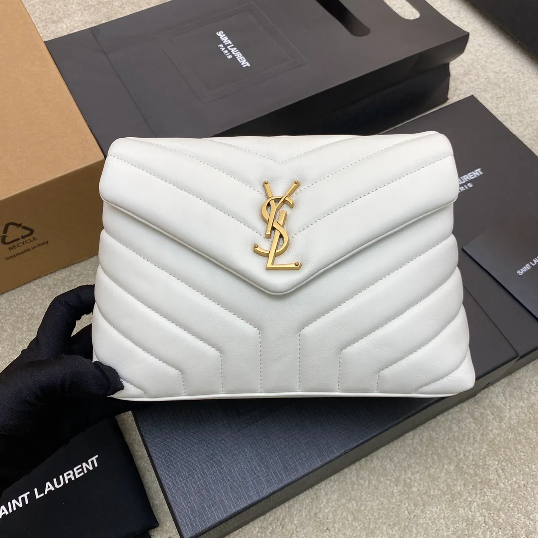 White plain leather/gold 🌈The best-selling YSL LOULOU medium long envelope satchel, classic soft shape front flap bag with metal linked YSL logo, metal and leather chain shoulder straps and Y-shaped stitching SLP upgraded version of the flip messenger bag, made of top calfskin 👍Casual and fashionable matching, showing a high-end atmosphere💋The shoulder straps can be combined into two to be carried on the shoulder, or can be carried cross-body! 20220820 Model: 392277 [original leather] Size: 25x17x9cm