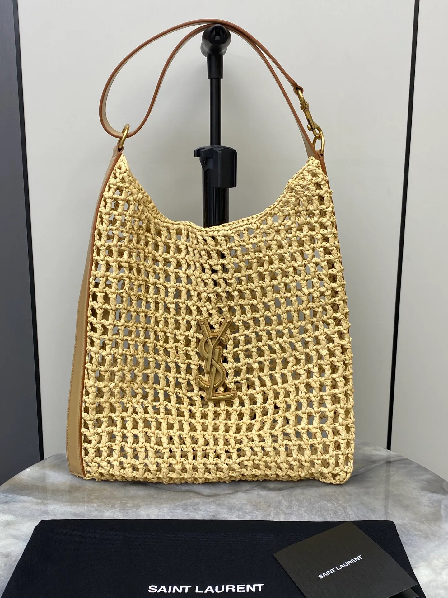 p1700 premium original factory woven apricot/gold 🌈The newly launched oxalis woven shoulder bag is also the best choice for vacation. It is made of raffia woven into a grid texture. The hollow style creates a light and translucent visual effect, with a little exquisite feeling! Paired with a double-layer leather shoulder strap, the iconic golden metal hardware in the center of the bag becomes the highlight👍20240720 Model: 773984 [Original leather] Size: 37x40x3cm [This size does not come with packaging]