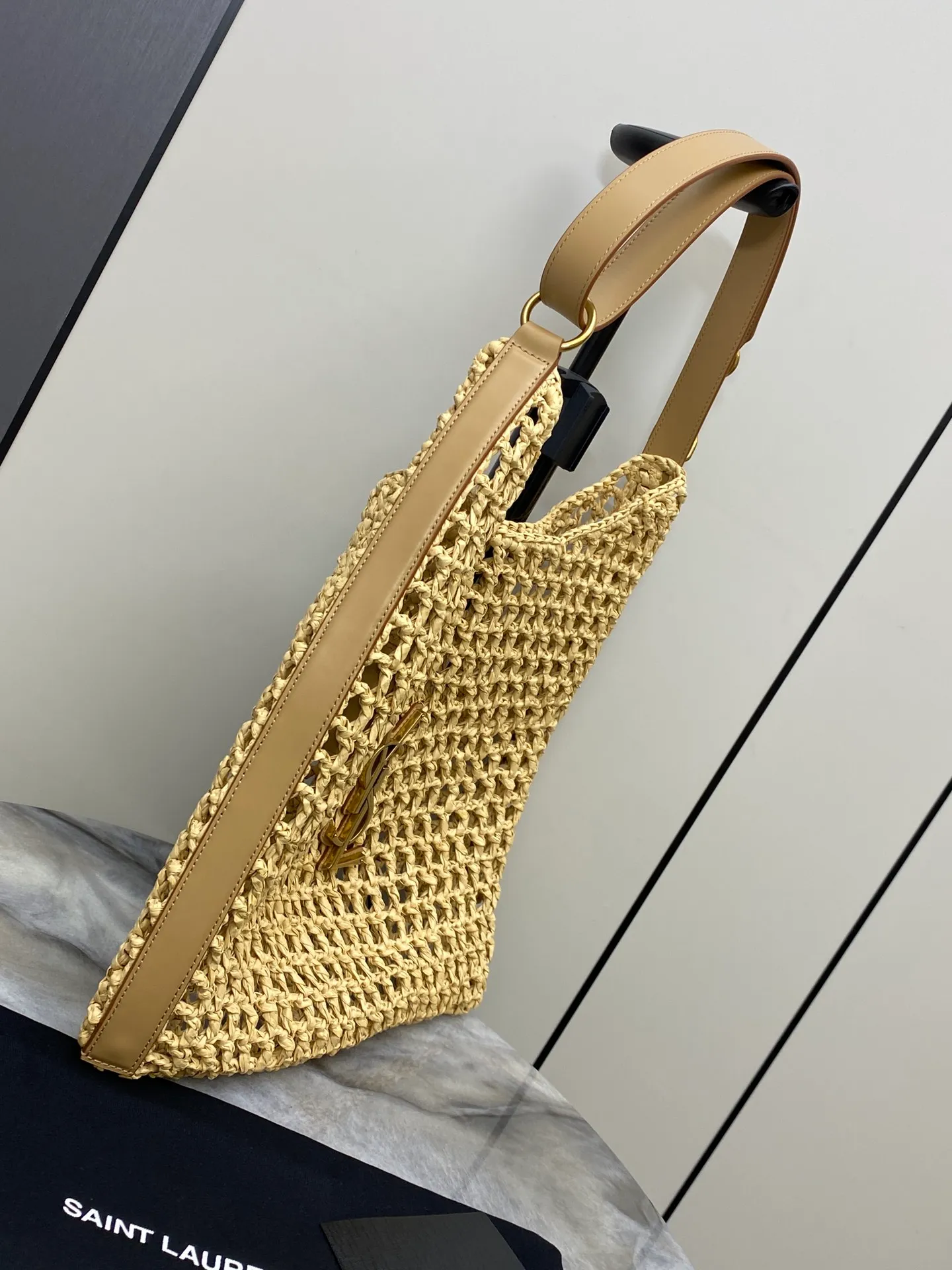 p1700 premium original factory woven apricot/gold 🌈The newly launched oxalis woven shoulder bag is also the best choice for vacation. It is made of raffia woven into a grid texture. The hollow style creates a light and translucent visual effect, with a little exquisite feeling! Paired with a double-layer leather shoulder strap, the iconic golden metal hardware in the center of the bag becomes the highlight👍20240720 Model: 773984 [Original leather] Size: 37x40x3cm [This size does not come with packaging]