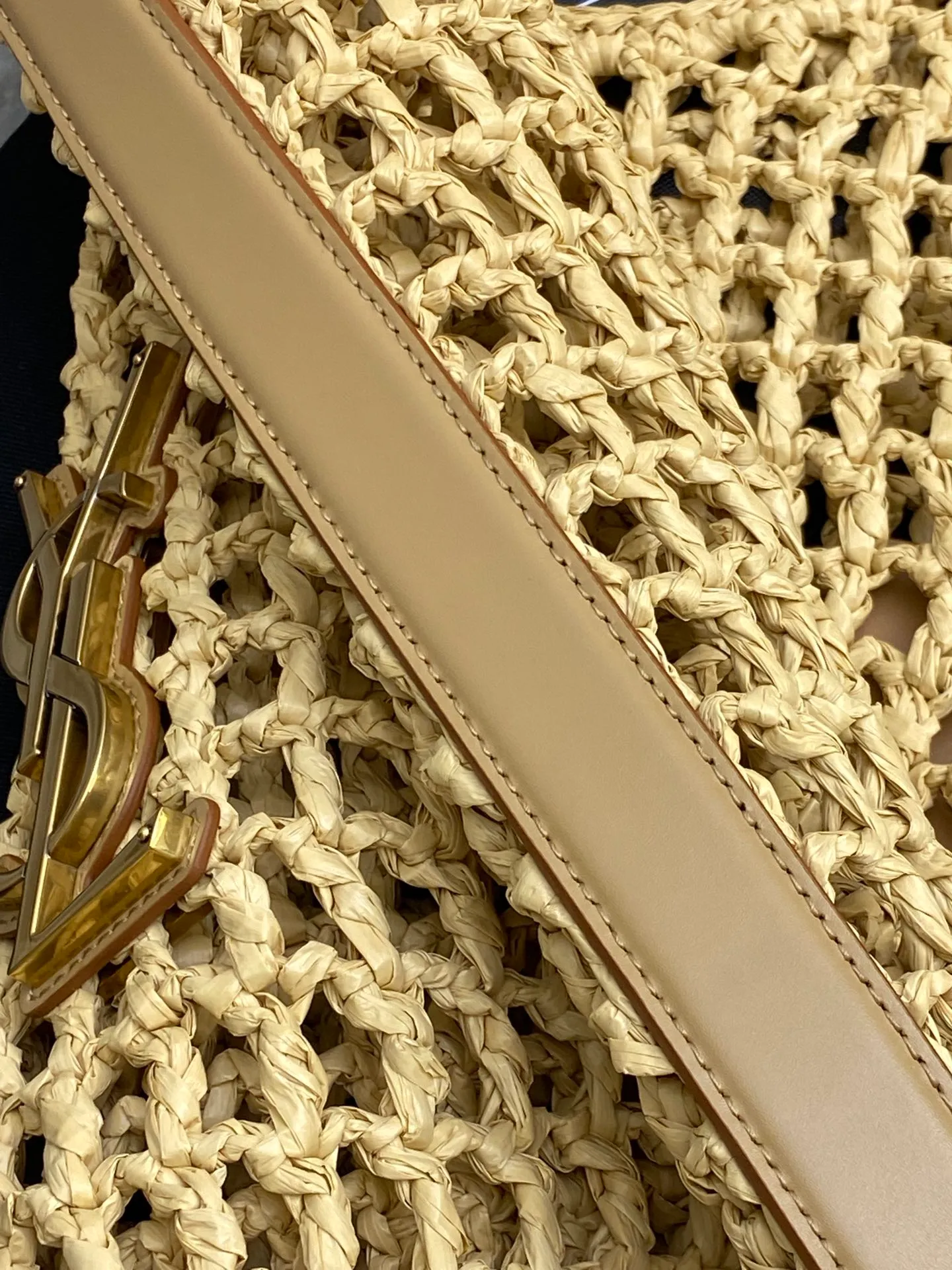 p1700 premium original factory woven apricot/gold 🌈The newly launched oxalis woven shoulder bag is also the best choice for vacation. It is made of raffia woven into a grid texture. The hollow style creates a light and translucent visual effect, with a little exquisite feeling! Paired with a double-layer leather shoulder strap, the iconic golden metal hardware in the center of the bag becomes the highlight👍20240720 Model: 773984 [Original leather] Size: 37x40x3cm [This size does not come with packaging]
