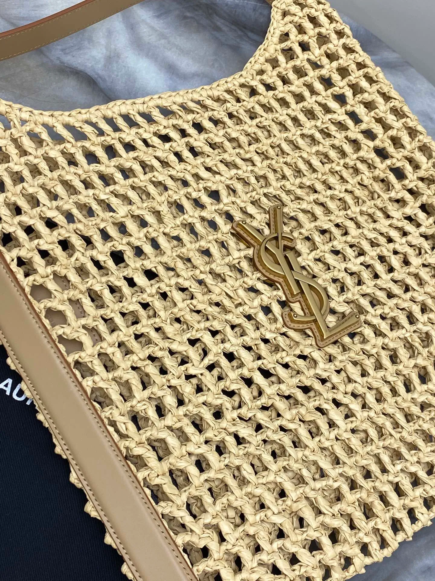 p1700 premium original factory woven apricot/gold 🌈The newly launched oxalis woven shoulder bag is also the best choice for vacation. It is made of raffia woven into a grid texture. The hollow style creates a light and translucent visual effect, with a little exquisite feeling! Paired with a double-layer leather shoulder strap, the iconic golden metal hardware in the center of the bag becomes the highlight👍20240720 Model: 773984 [Original leather] Size: 37x40x3cm [This size does not come with packaging]