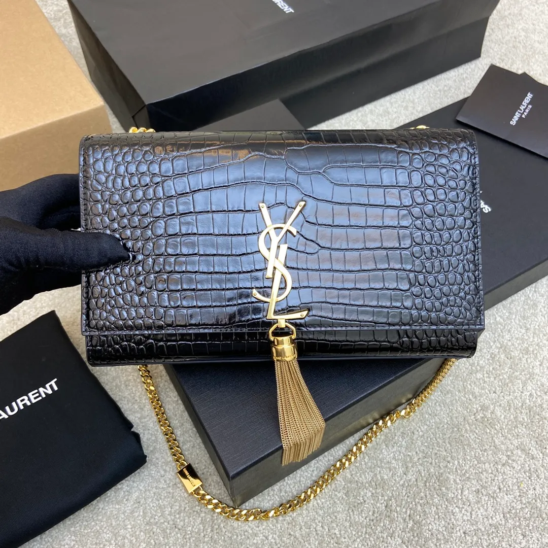 💰1300 Black small crocodile pattern/gold buckle [original leather] 🌈Y’s most classic style Kate crocodile pattern chain crossbody bag! A versatile style that is a must-have in every girl’s wardrobe! High-quality original crocodile-embossed cowhide, wear-resistant and scratch-resistant, no need to take special care of it💫Believe me, kate is definitely an eternal classic. No one can say that they are fashionable without a Y family tassel bag👍20210650 Model: 377829 Size: 24*14.5*5.5cm