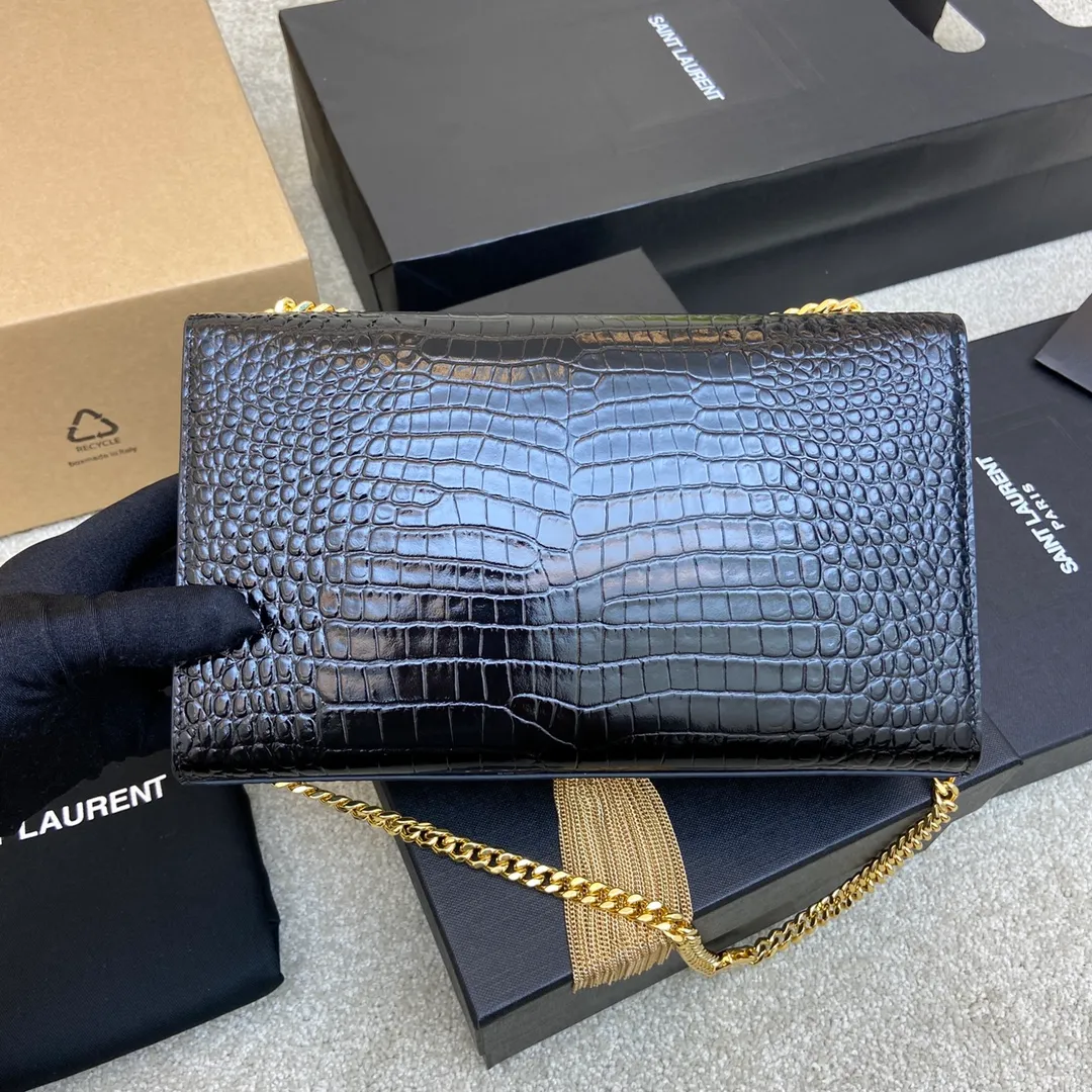 💰1300 Black small crocodile pattern/gold buckle [original leather] 🌈Y’s most classic style Kate crocodile pattern chain crossbody bag! A versatile style that is a must-have in every girl’s wardrobe! High-quality original crocodile-embossed cowhide, wear-resistant and scratch-resistant, no need to take special care of it💫Believe me, kate is definitely an eternal classic. No one can say that they are fashionable without a Y family tassel bag👍20210650 Model: 377829 Size: 24*14.5*5.5cm