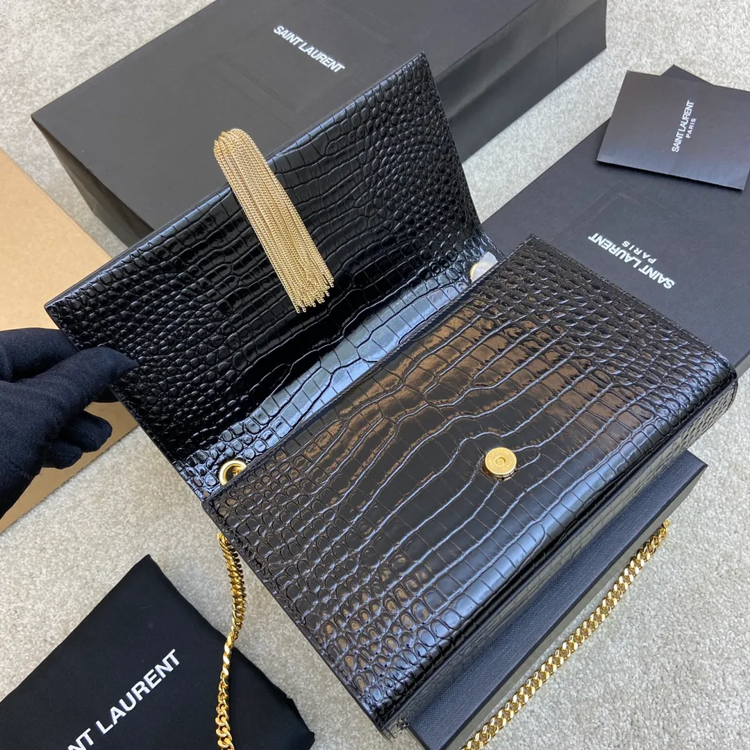 💰1300 Black small crocodile pattern/gold buckle [original leather] 🌈Y’s most classic style Kate crocodile pattern chain crossbody bag! A versatile style that is a must-have in every girl’s wardrobe! High-quality original crocodile-embossed cowhide, wear-resistant and scratch-resistant, no need to take special care of it💫Believe me, kate is definitely an eternal classic. No one can say that they are fashionable without a Y family tassel bag👍20210650 Model: 377829 Size: 24*14.5*5.5cm