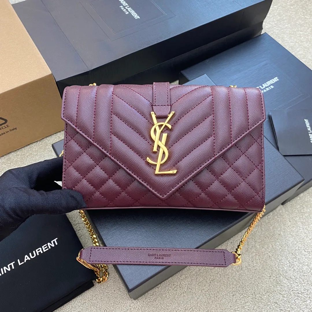 Burgundy ball pattern/gold buckle 🌈YSL new style 𝑬𝒏𝒗𝒆𝒍𝒐𝒑𝒆#Small size 21CM Original grain embossed quilted leather envelope bag is classic and timeless, the sky-high V pattern and rhombus caviar pattern, Italian ZP original cowhide with eye-catching Y family logo, elegant and fashionable all in one! Get it and it’s ZP! 20220680 Model: 600915 [original leather] Size: 21x13x6cm