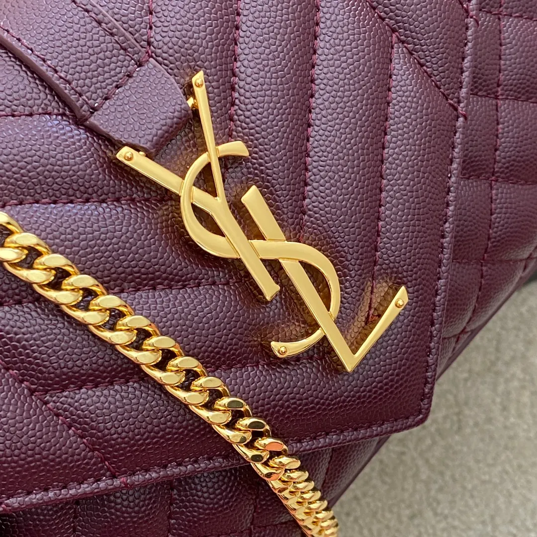 Burgundy ball pattern/gold buckle 🌈YSL new style 𝑬𝒏𝒗𝒆𝒍𝒐𝒑𝒆#Small size 21CM Original grain embossed quilted leather envelope bag is classic and timeless, the sky-high V pattern and rhombus caviar pattern, Italian ZP original cowhide with eye-catching Y family logo, elegant and fashionable all in one! Get it and it’s ZP! 20220680 Model: 600915 [original leather] Size: 21x13x6cm