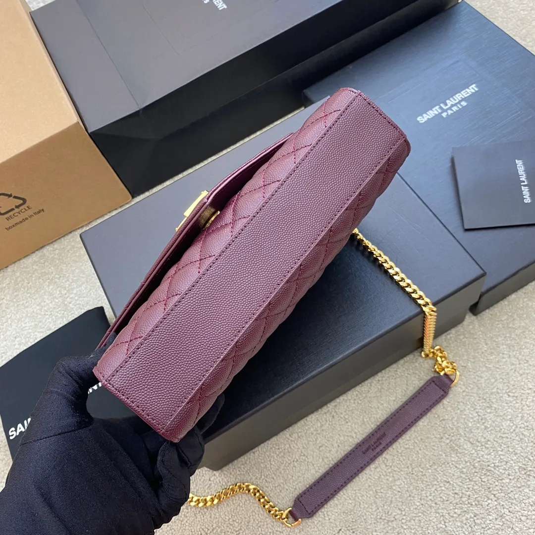 Burgundy ball pattern/gold buckle 🌈YSL new style 𝑬𝒏𝒗𝒆𝒍𝒐𝒑𝒆#Small size 21CM Original grain embossed quilted leather envelope bag is classic and timeless, the sky-high V pattern and rhombus caviar pattern, Italian ZP original cowhide with eye-catching Y family logo, elegant and fashionable all in one! Get it and it’s ZP! 20220680 Model: 600915 [original leather] Size: 21x13x6cm