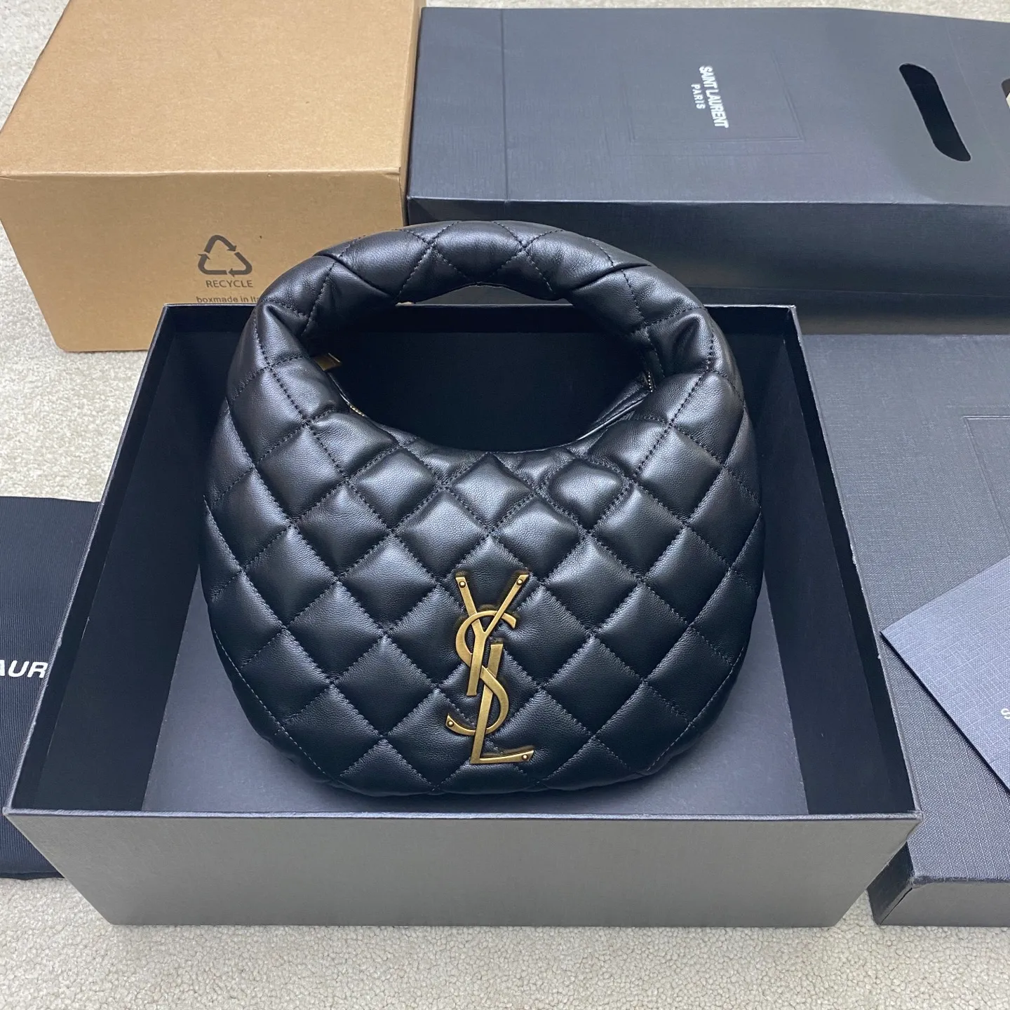 Black sheepskin/gold 🌈ICARE baby nappa sheepskin handbag The much-anticipated croissant-shaped bag 🥐 makes its debut. The iconic metal logo is embellished on it. It perfectly combines retro and modern feel. It can be called one of the most anticipated It Bags this season. Whether it's for daily outings or night parties, this bag can be easily carried! 20250750 Model: 851689 [original leather] Size: 17cm×18×4cm