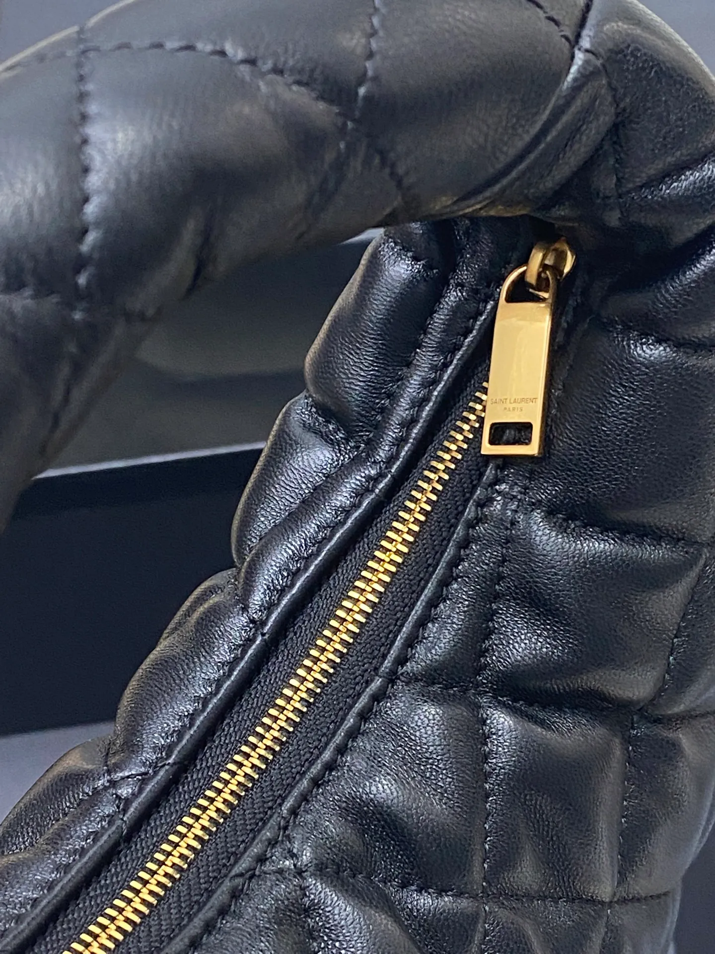 Black sheepskin/gold 🌈ICARE baby nappa sheepskin handbag The much-anticipated croissant-shaped bag 🥐 makes its debut. The iconic metal logo is embellished on it. It perfectly combines retro and modern feel. It can be called one of the most anticipated It Bags this season. Whether it's for daily outings or night parties, this bag can be easily carried! 20250750 Model: 851689 [original leather] Size: 17cm×18×4cm
