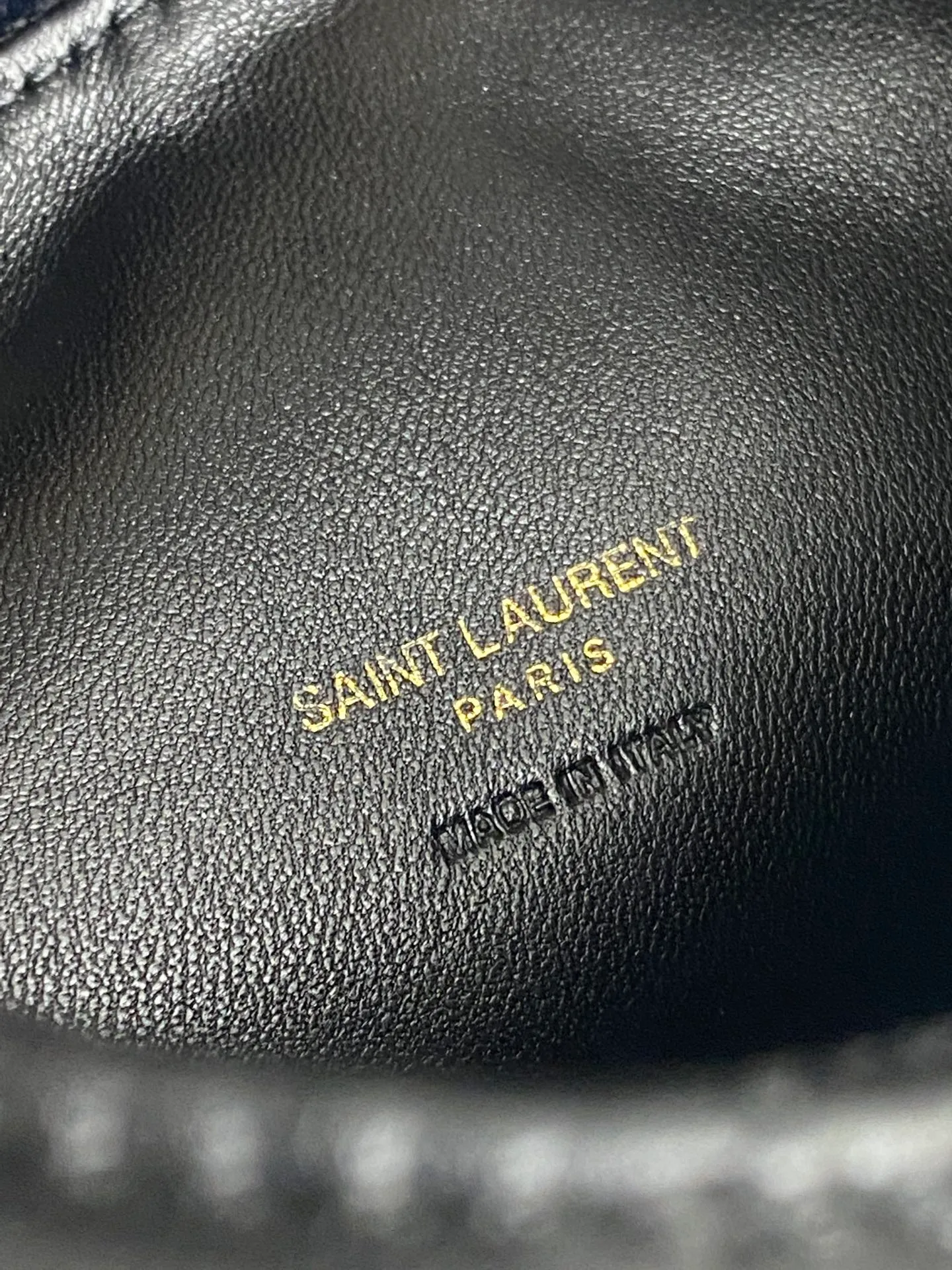 Black sheepskin/gold 🌈ICARE baby nappa sheepskin handbag The much-anticipated croissant-shaped bag 🥐 makes its debut. The iconic metal logo is embellished on it. It perfectly combines retro and modern feel. It can be called one of the most anticipated It Bags this season. Whether it's for daily outings or night parties, this bag can be easily carried! 20250750 Model: 851689 [original leather] Size: 17cm×18×4cm