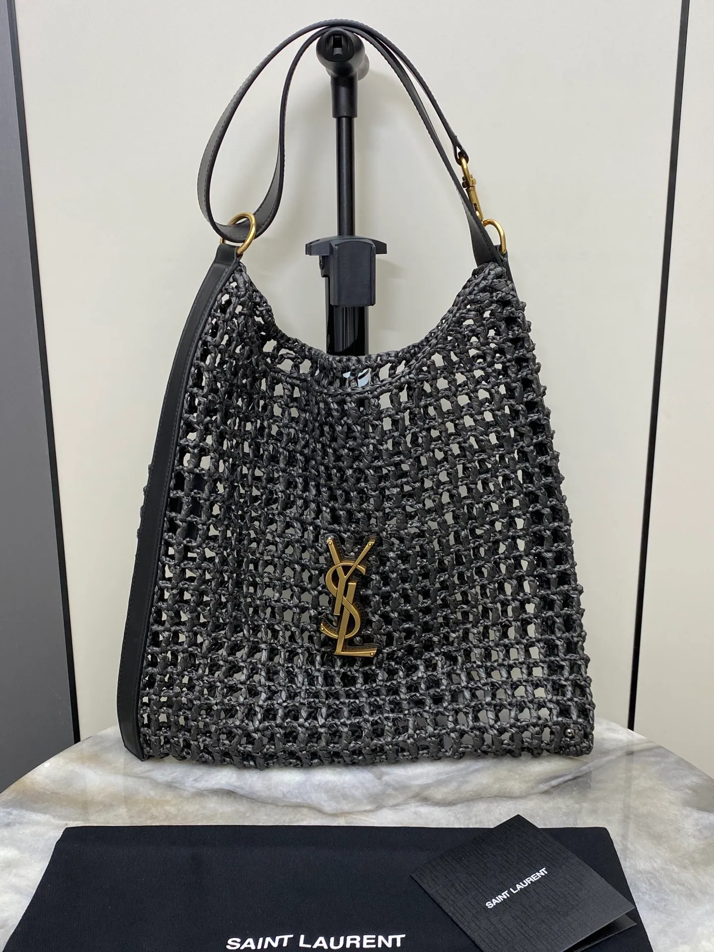 p1700 Premium original woven black/gold 🌈The newly launched oxalis woven shoulder bag is also the best choice for vacation. It is made of raffia woven into a grid texture. The hollow style creates a light and translucent visual effect, with a little exquisite feeling! Paired with a double-layer leather shoulder strap, the iconic golden metal hardware in the center of the bag becomes the highlight👍20240 Model: 773984 [Original leather] Size: 37x40x3cm [This size does not come with packaging]