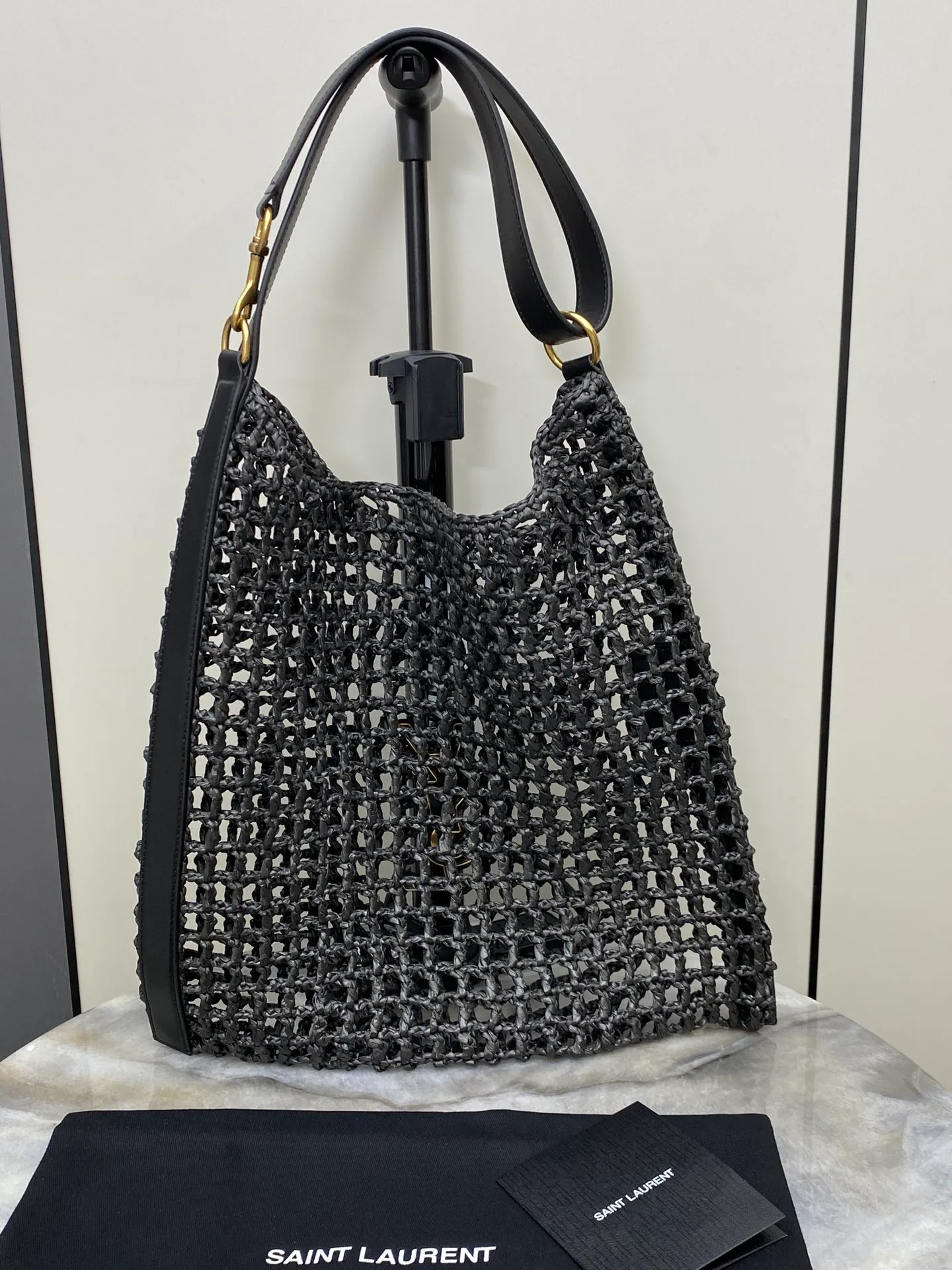p1700 Premium original woven black/gold 🌈The newly launched oxalis woven shoulder bag is also the best choice for vacation. It is made of raffia woven into a grid texture. The hollow style creates a light and translucent visual effect, with a little exquisite feeling! Paired with a double-layer leather shoulder strap, the iconic golden metal hardware in the center of the bag becomes the highlight👍20240 Model: 773984 [Original leather] Size: 37x40x3cm [This size does not come with packaging]