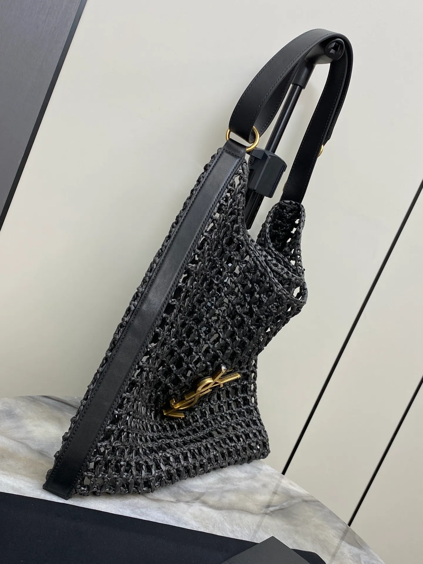 p1700 Premium original woven black/gold 🌈The newly launched oxalis woven shoulder bag is also the best choice for vacation. It is made of raffia woven into a grid texture. The hollow style creates a light and translucent visual effect, with a little exquisite feeling! Paired with a double-layer leather shoulder strap, the iconic golden metal hardware in the center of the bag becomes the highlight👍20240 Model: 773984 [Original leather] Size: 37x40x3cm [This size does not come with packaging]