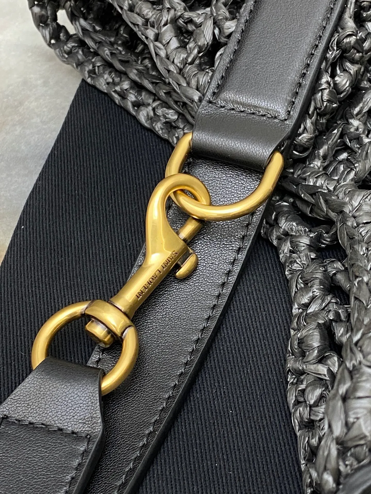 p1700 Premium original woven black/gold 🌈The newly launched oxalis woven shoulder bag is also the best choice for vacation. It is made of raffia woven into a grid texture. The hollow style creates a light and translucent visual effect, with a little exquisite feeling! Paired with a double-layer leather shoulder strap, the iconic golden metal hardware in the center of the bag becomes the highlight👍20240 Model: 773984 [Original leather] Size: 37x40x3cm [This size does not come with packaging]