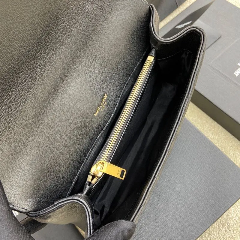 💰1300 black sheepskin/old gold 🌈Original leather version of the classic messenger bag👍The messenger bag is also known as the messenger bag. As the name suggests, it is the bag that the postman carries when delivering newspapers and letters. Bags similar to the bags carried by the postmen are collectively called messenger bags👉This one from Y must be on the list! 20230650 Model: 392737 [original leather] Size: 24x17x6.5cm