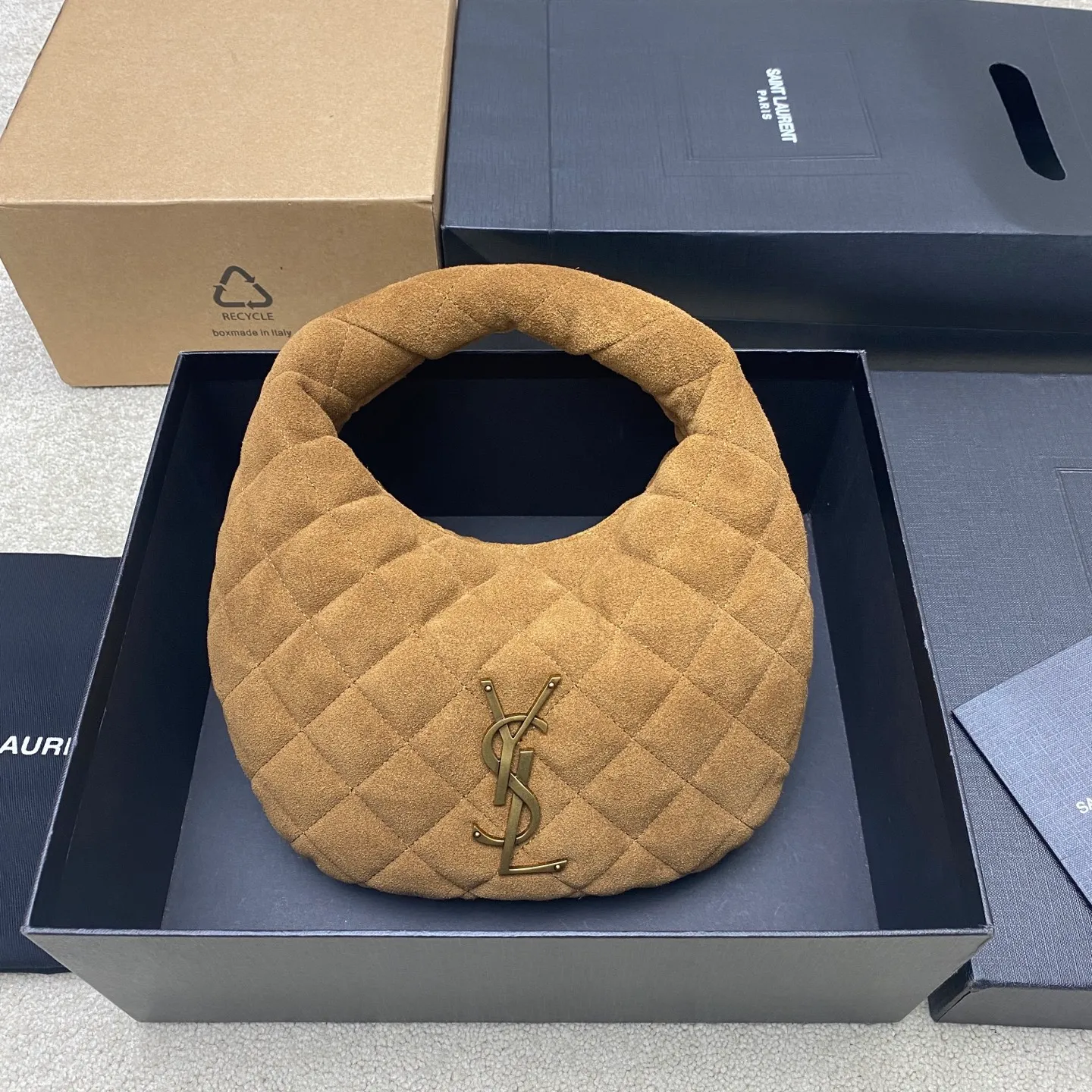 Matte brown/gold 🌈ICARE baby suede handbag The much-anticipated croissant-shaped bag 🥐 makes its debut. The iconic metal logo is embellished on it. It perfectly combines retro and modern feel. It can be called one of the most anticipated It Bags this season. Whether it's for daily outings or night parties, this bag can be easily carried! 20250750 Model: 851689 [original leather] Size: 17cm×18×4cm