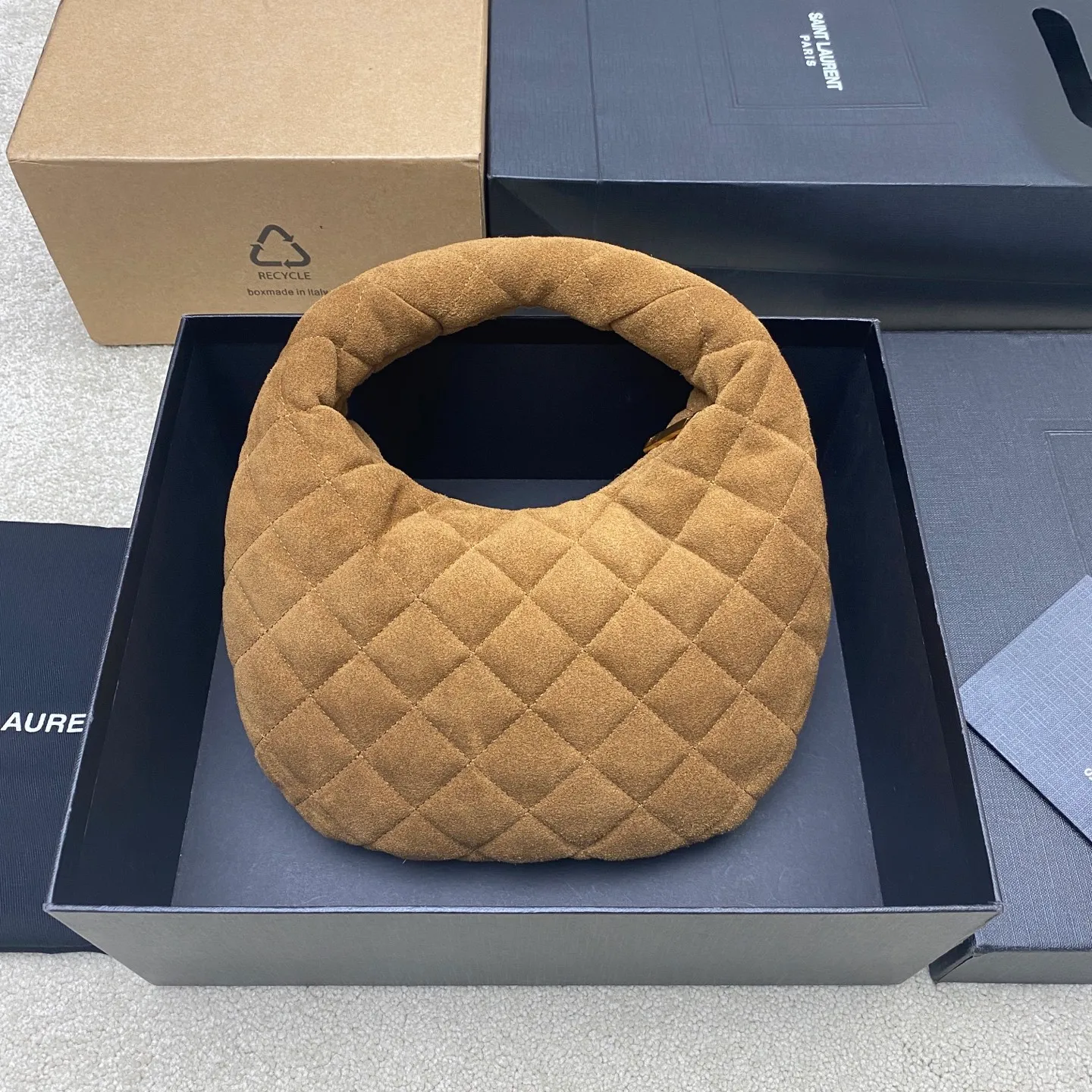 Matte brown/gold 🌈ICARE baby suede handbag The much-anticipated croissant-shaped bag 🥐 makes its debut. The iconic metal logo is embellished on it. It perfectly combines retro and modern feel. It can be called one of the most anticipated It Bags this season. Whether it's for daily outings or night parties, this bag can be easily carried! 20250750 Model: 851689 [original leather] Size: 17cm×18×4cm
