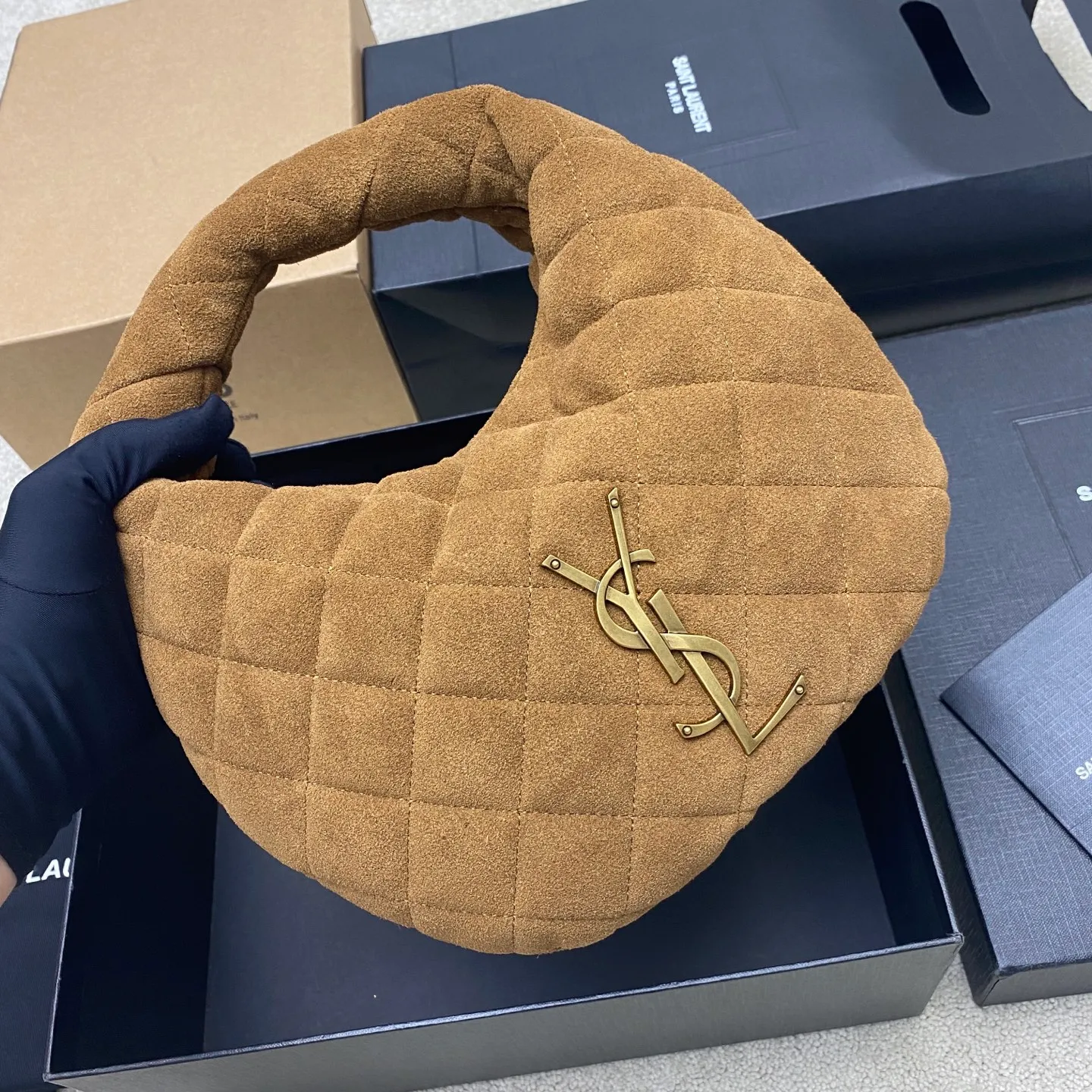 Matte brown/gold 🌈ICARE baby suede handbag The much-anticipated croissant-shaped bag 🥐 makes its debut. The iconic metal logo is embellished on it. It perfectly combines retro and modern feel. It can be called one of the most anticipated It Bags this season. Whether it's for daily outings or night parties, this bag can be easily carried! 20250750 Model: 851689 [original leather] Size: 17cm×18×4cm