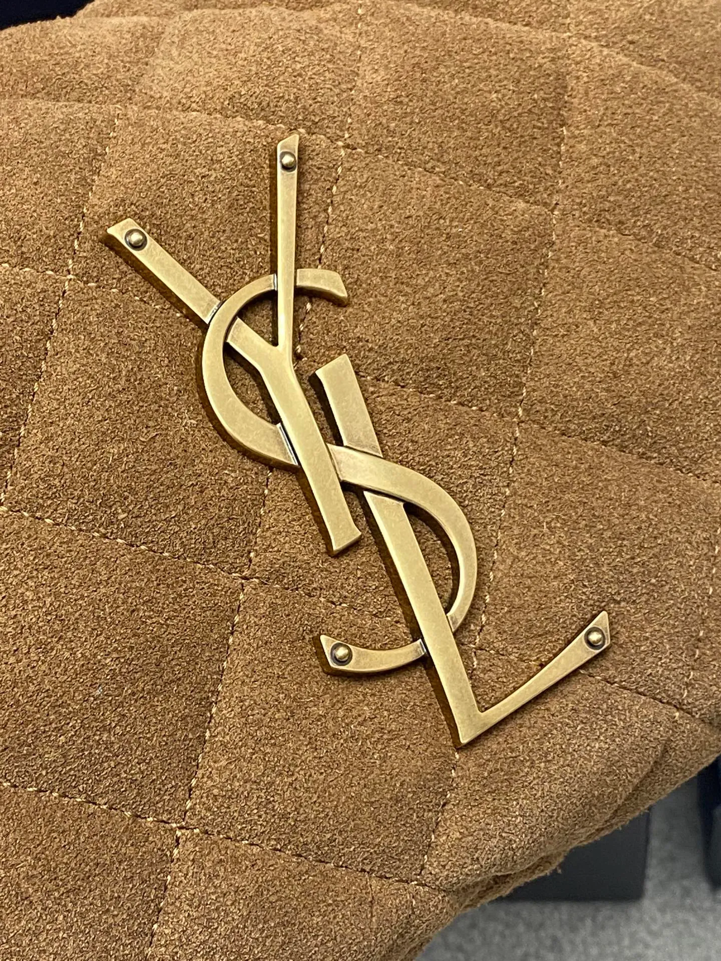Matte brown/gold 🌈ICARE baby suede handbag The much-anticipated croissant-shaped bag 🥐 makes its debut. The iconic metal logo is embellished on it. It perfectly combines retro and modern feel. It can be called one of the most anticipated It Bags this season. Whether it's for daily outings or night parties, this bag can be easily carried! 20250750 Model: 851689 [original leather] Size: 17cm×18×4cm