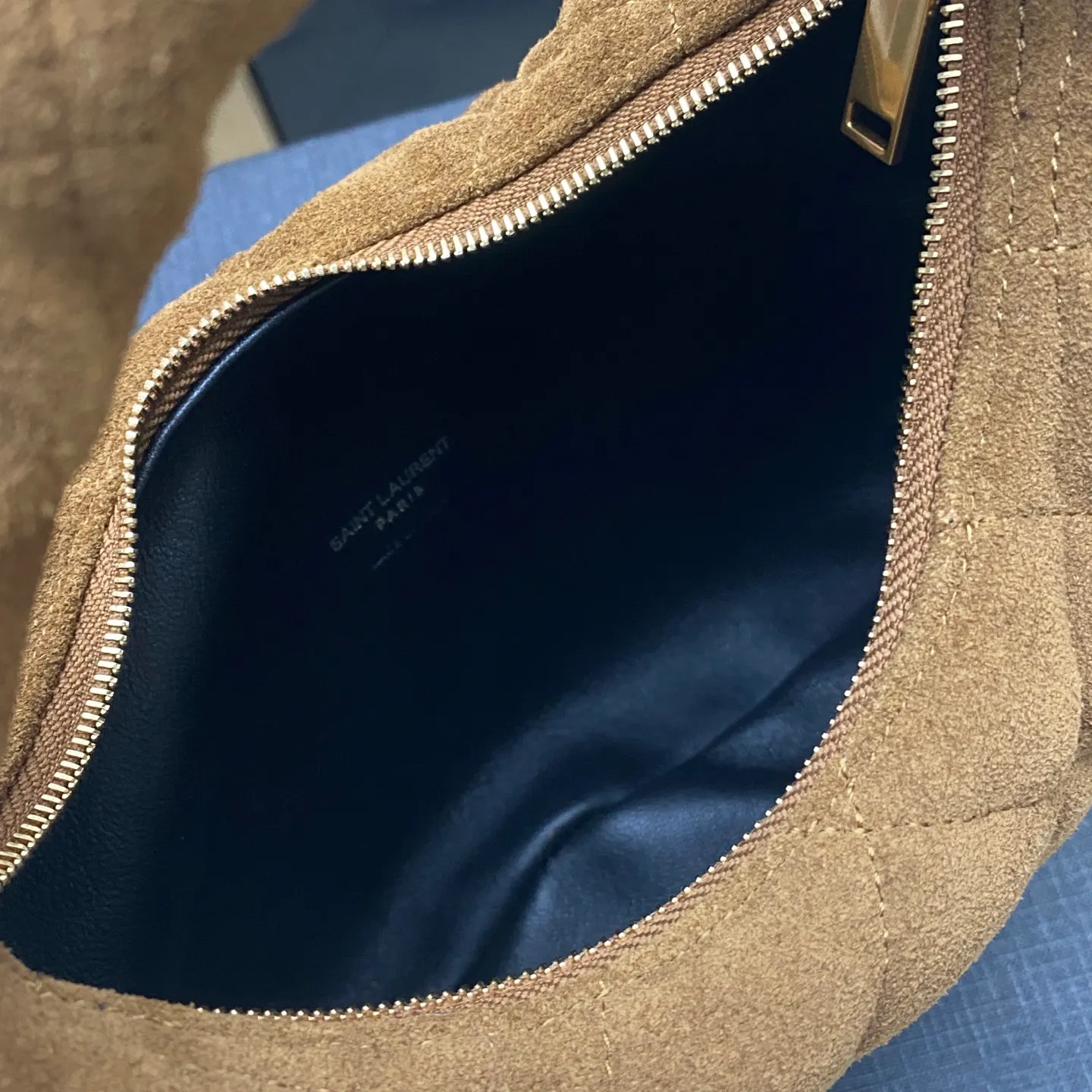 Matte brown/gold 🌈ICARE baby suede handbag The much-anticipated croissant-shaped bag 🥐 makes its debut. The iconic metal logo is embellished on it. It perfectly combines retro and modern feel. It can be called one of the most anticipated It Bags this season. Whether it's for daily outings or night parties, this bag can be easily carried! 20250750 Model: 851689 [original leather] Size: 17cm×18×4cm