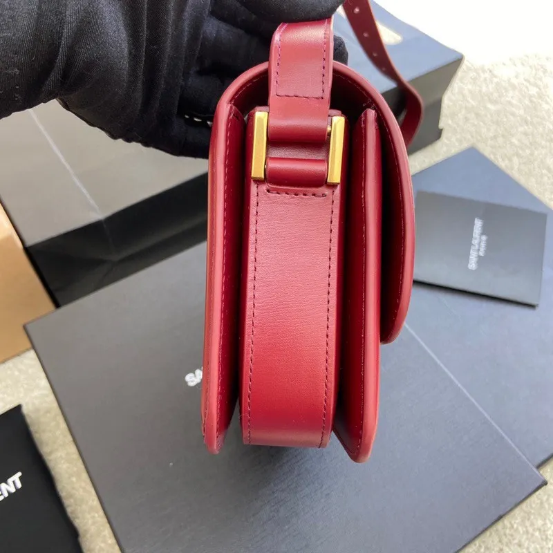 💰1600 toothpick pattern maroon/antique gold 🌈The most eye-catching new autumn and winter product-Solferino The bag comes in two sizes and is made of high-grade BOX cowhide. The leather surface feels very flexible. The interior is designed with a three-layer accordion partition, which can easily accommodate daily necessities for going out on the street. The new and special switch buckle - opened with half an L button, will surprise you 😁 Adjustable shoulder strap, fashionable, versatile and practical 👍 20210800 Size: 19*14*6cm Model: 634306 [original leather]