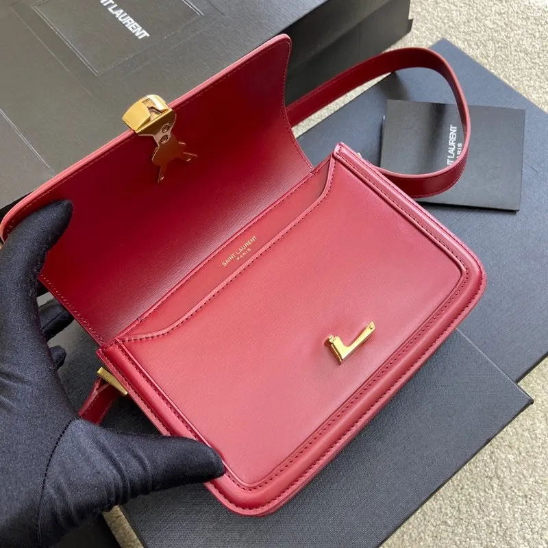 💰1600 toothpick pattern maroon/antique gold 🌈The most eye-catching new autumn and winter product-Solferino The bag comes in two sizes and is made of high-grade BOX cowhide. The leather surface feels very flexible. The interior is designed with a three-layer accordion partition, which can easily accommodate daily necessities for going out on the street. The new and special switch buckle - opened with half an L button, will surprise you 😁 Adjustable shoulder strap, fashionable, versatile and practical 👍 20210800 Size: 19*14*6cm Model: 634306 [original leather]