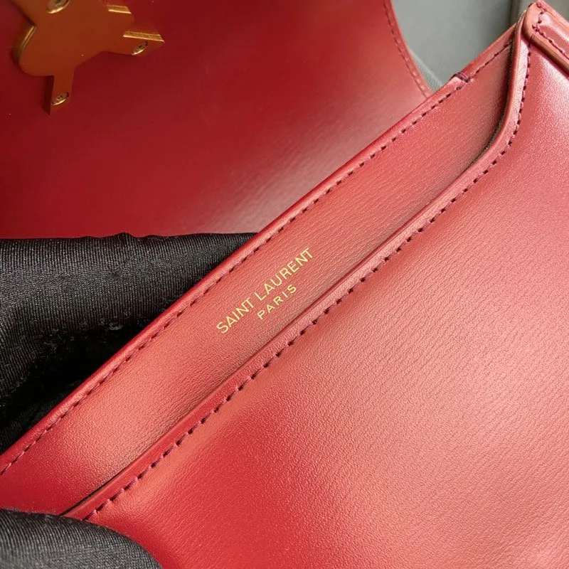 💰1600 toothpick pattern maroon/antique gold 🌈The most eye-catching new autumn and winter product-Solferino The bag comes in two sizes and is made of high-grade BOX cowhide. The leather surface feels very flexible. The interior is designed with a three-layer accordion partition, which can easily accommodate daily necessities for going out on the street. The new and special switch buckle - opened with half an L button, will surprise you 😁 Adjustable shoulder strap, fashionable, versatile and practical 👍 20210800 Size: 19*14*6cm Model: 634306 [original leather]
