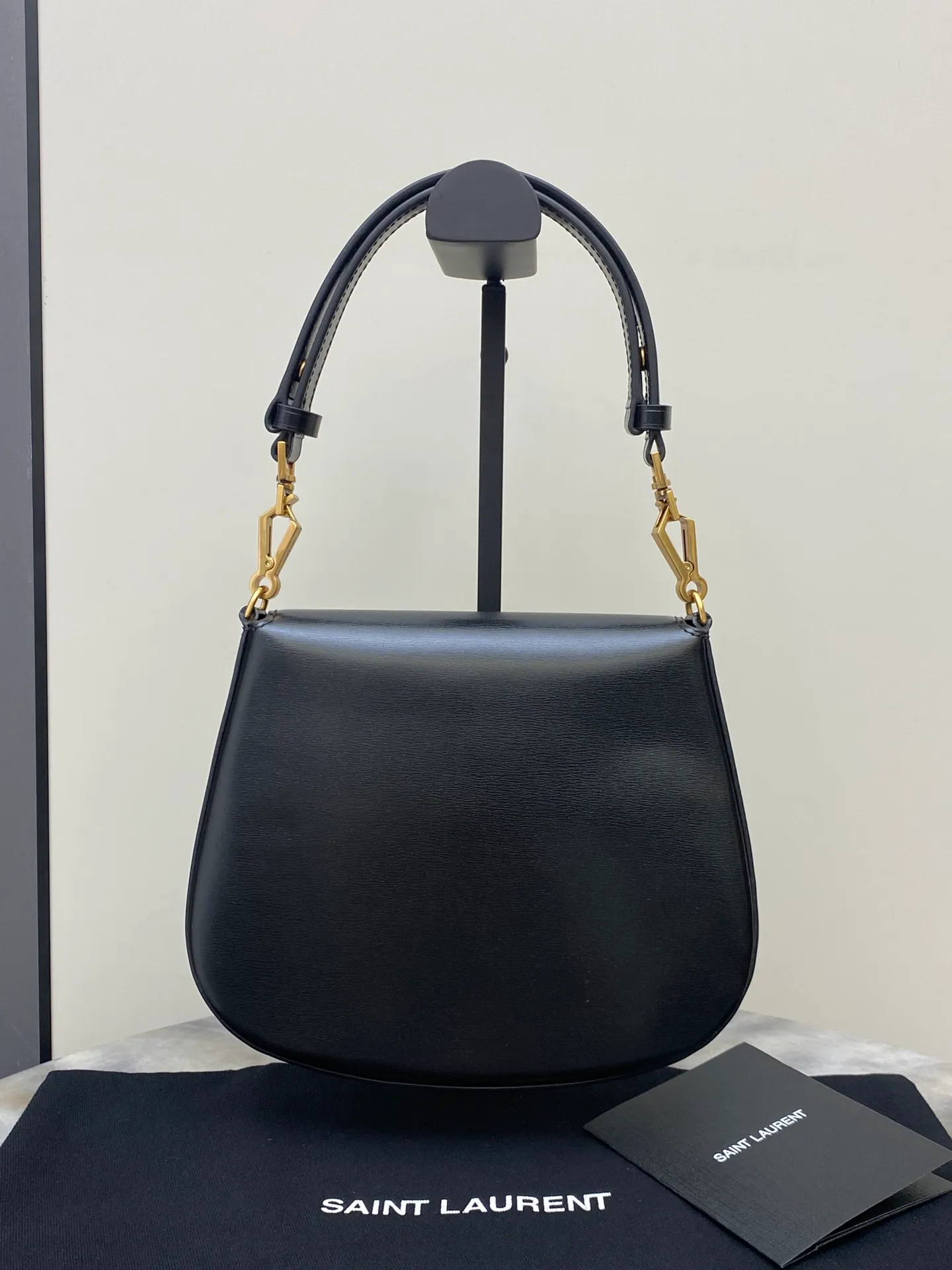 💰1500 black toothpick pattern/antique gold 🌈𝙑𝙊𝙇𝙏𝘼𝙄𝙍𝙀 𝘽𝙊𝙓 The new Voltaire armpit/saddle bag~is a bright new star in the fashion industry! This bag perfectly combines the fashion of an underarm bag with the unique shape of a saddle bag, presenting a unique charm. Its Cassandra hardware opening and closing design is unique, not only showing a luxurious texture, but also adding practicality. The calfskin material is delicate and soft, and feels great to the touch, showing its high quality! This modern style handbag has a flat pocket inside and an adjustable handle, making it suitable for hand or shoulder carry! The shoulder strap is adjustable, giving you a variety of different carrying methods. Whether it is carried on the shoulder, cross-body or hand-held, it can be easily controlled to meet your needs in various occasions👑20240750 Model: 800846 [original leather] Size: 17.5x21x8cm