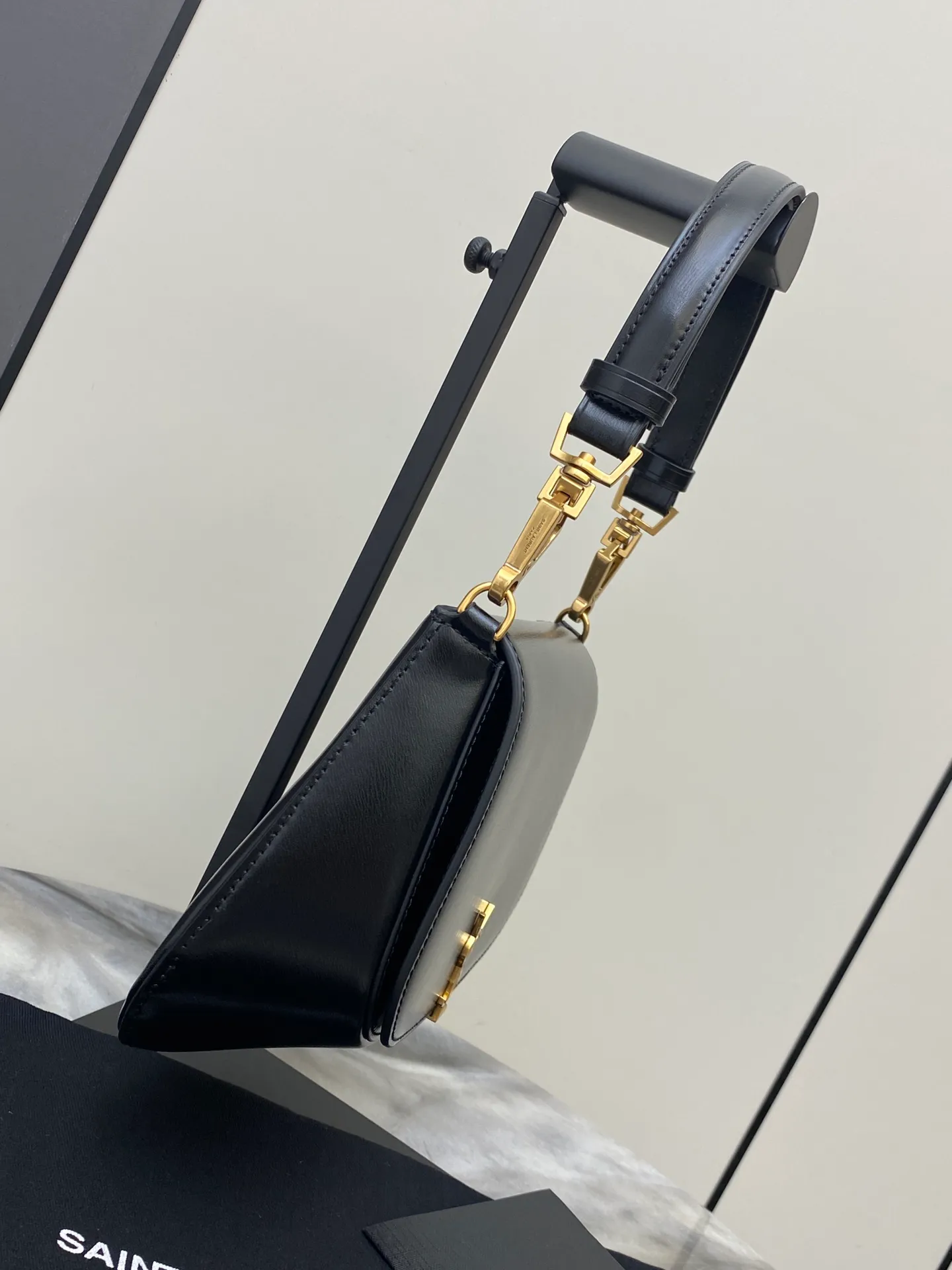 💰1500 black toothpick pattern/antique gold 🌈𝙑𝙊𝙇𝙏𝘼𝙄𝙍𝙀 𝘽𝙊𝙓 The new Voltaire armpit/saddle bag~is a bright new star in the fashion industry! This bag perfectly combines the fashion of an underarm bag with the unique shape of a saddle bag, presenting a unique charm. Its Cassandra hardware opening and closing design is unique, not only showing a luxurious texture, but also adding practicality. The calfskin material is delicate and soft, and feels great to the touch, showing its high quality! This modern style handbag has a flat pocket inside and an adjustable handle, making it suitable for hand or shoulder carry! The shoulder strap is adjustable, giving you a variety of different carrying methods. Whether it is carried on the shoulder, cross-body or hand-held, it can be easily controlled to meet your needs in various occasions👑20240750 Model: 800846 [original leather] Size: 17.5x21x8cm