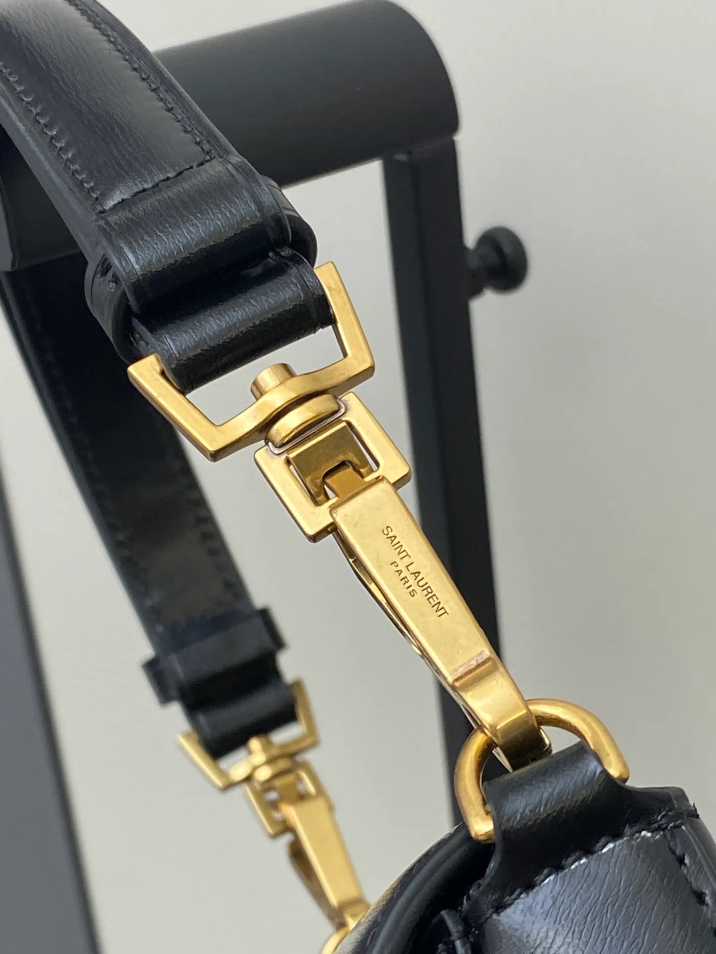 💰1500 black toothpick pattern/antique gold 🌈𝙑𝙊𝙇𝙏𝘼𝙄𝙍𝙀 𝘽𝙊𝙓 The new Voltaire armpit/saddle bag~is a bright new star in the fashion industry! This bag perfectly combines the fashion of an underarm bag with the unique shape of a saddle bag, presenting a unique charm. Its Cassandra hardware opening and closing design is unique, not only showing a luxurious texture, but also adding practicality. The calfskin material is delicate and soft, and feels great to the touch, showing its high quality! This modern style handbag has a flat pocket inside and an adjustable handle, making it suitable for hand or shoulder carry! The shoulder strap is adjustable, giving you a variety of different carrying methods. Whether it is carried on the shoulder, cross-body or hand-held, it can be easily controlled to meet your needs in various occasions👑20240750 Model: 800846 [original leather] Size: 17.5x21x8cm