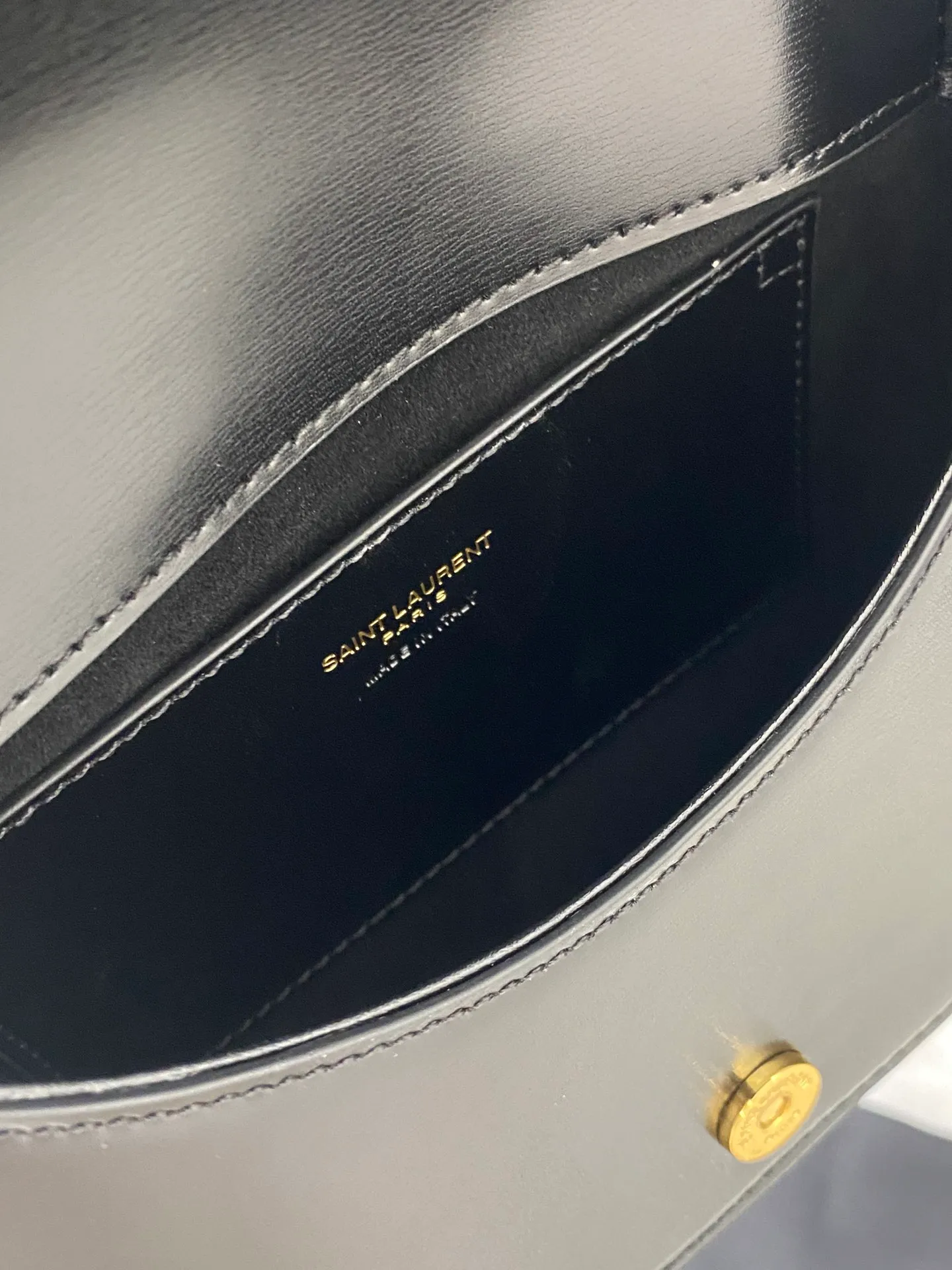 💰1500 black toothpick pattern/antique gold 🌈𝙑𝙊𝙇𝙏𝘼𝙄𝙍𝙀 𝘽𝙊𝙓 The new Voltaire armpit/saddle bag~is a bright new star in the fashion industry! This bag perfectly combines the fashion of an underarm bag with the unique shape of a saddle bag, presenting a unique charm. Its Cassandra hardware opening and closing design is unique, not only showing a luxurious texture, but also adding practicality. The calfskin material is delicate and soft, and feels great to the touch, showing its high quality! This modern style handbag has a flat pocket inside and an adjustable handle, making it suitable for hand or shoulder carry! The shoulder strap is adjustable, giving you a variety of different carrying methods. Whether it is carried on the shoulder, cross-body or hand-held, it can be easily controlled to meet your needs in various occasions👑20240750 Model: 800846 [original leather] Size: 17.5x21x8cm