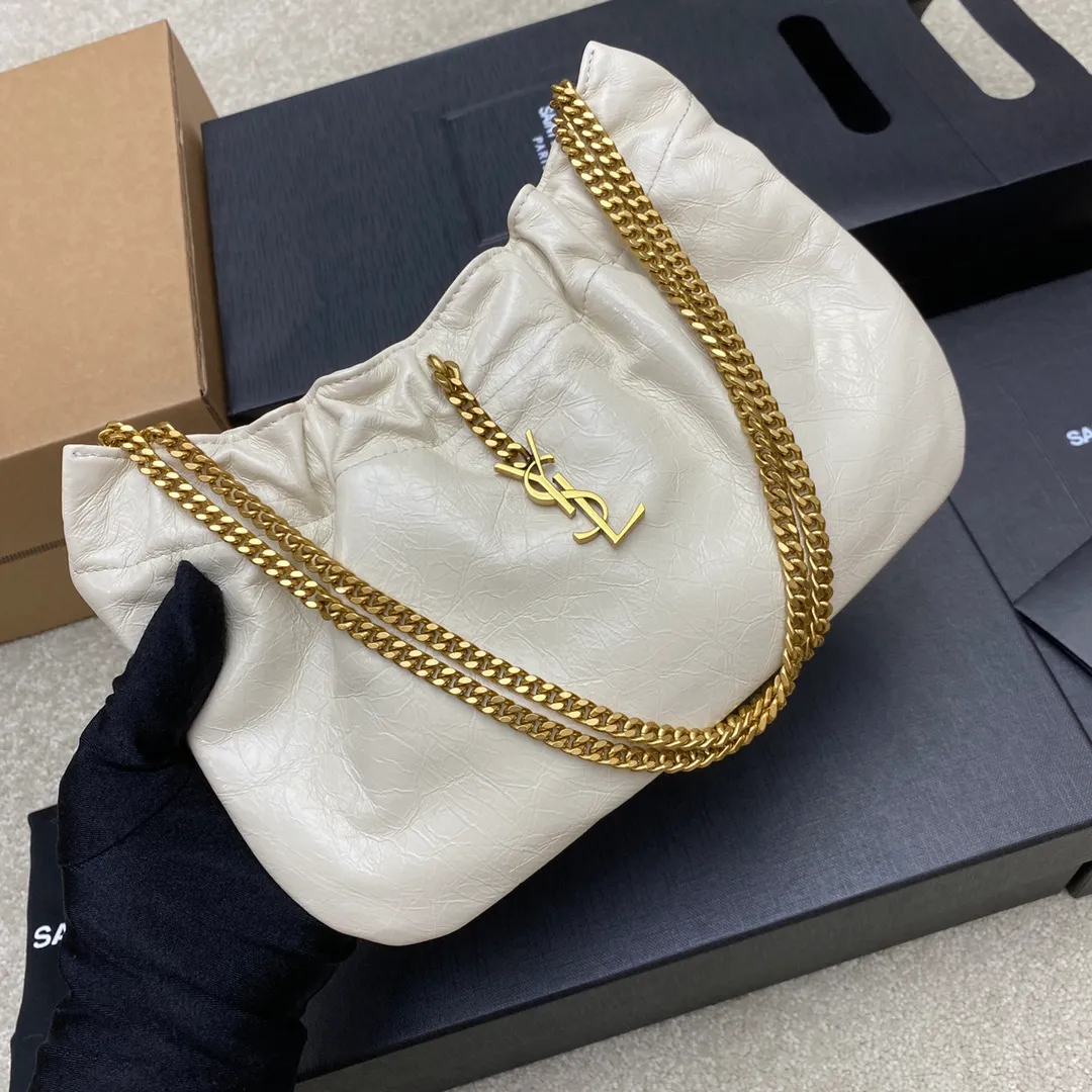 p1360 Oil wax leather white/old gold 🌈New cloud bag Mini leather shoulder bag cloud-shaped armpit bag/chain bag ☁The original leather has a unique leather scent, the leather is super soft, and it feels very comfortable to the touch🤗The lining is original lambskin, the overall design is retro and elegant, it looks good in the hand or on the shoulder, a must-have fashionable item👍20210680 Model: 681632 [Original leather] Size: 24x14x4cm Shoulder strap length: 70cm