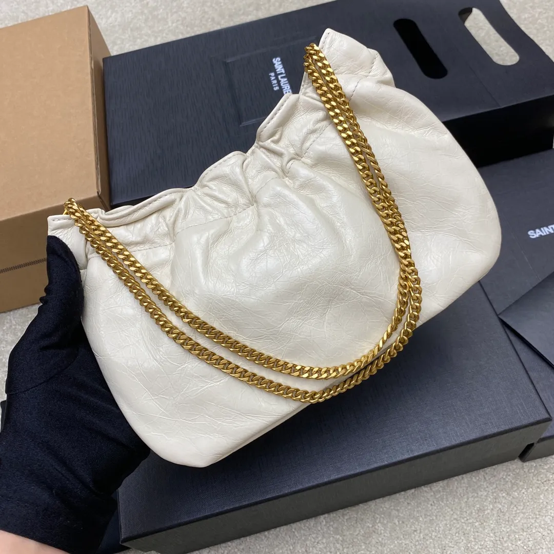 p1360 Oil wax leather white/old gold 🌈New cloud bag Mini leather shoulder bag cloud-shaped armpit bag/chain bag ☁The original leather has a unique leather scent, the leather is super soft, and it feels very comfortable to the touch🤗The lining is original lambskin, the overall design is retro and elegant, it looks good in the hand or on the shoulder, a must-have fashionable item👍20210680 Model: 681632 [Original leather] Size: 24x14x4cm Shoulder strap length: 70cm