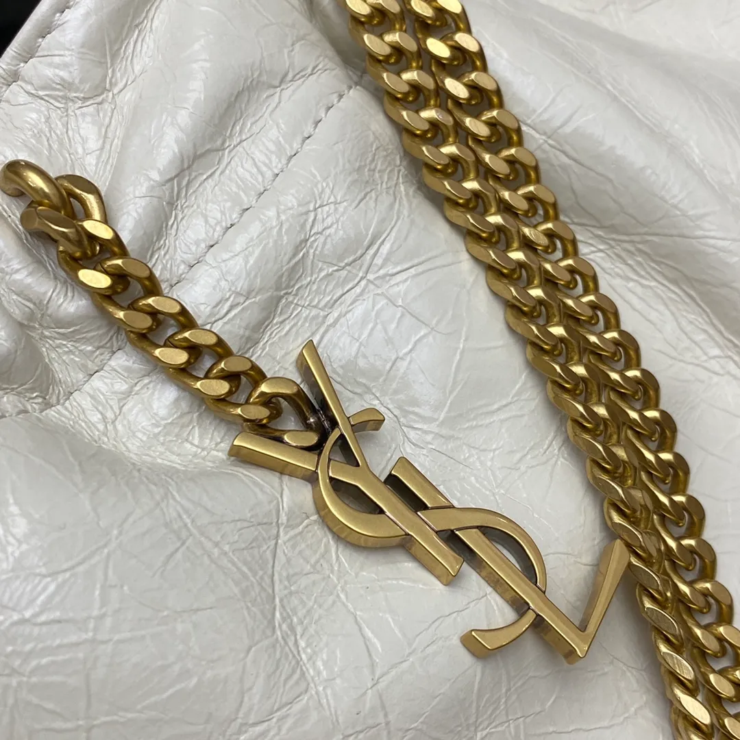 p1360 Oil wax leather white/old gold 🌈New cloud bag Mini leather shoulder bag cloud-shaped armpit bag/chain bag ☁The original leather has a unique leather scent, the leather is super soft, and it feels very comfortable to the touch🤗The lining is original lambskin, the overall design is retro and elegant, it looks good in the hand or on the shoulder, a must-have fashionable item👍20210680 Model: 681632 [Original leather] Size: 24x14x4cm Shoulder strap length: 70cm