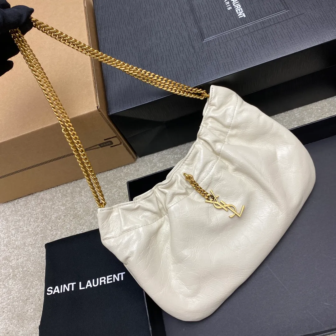 p1360 Oil wax leather white/old gold 🌈New cloud bag Mini leather shoulder bag cloud-shaped armpit bag/chain bag ☁The original leather has a unique leather scent, the leather is super soft, and it feels very comfortable to the touch🤗The lining is original lambskin, the overall design is retro and elegant, it looks good in the hand or on the shoulder, a must-have fashionable item👍20210680 Model: 681632 [Original leather] Size: 24x14x4cm Shoulder strap length: 70cm