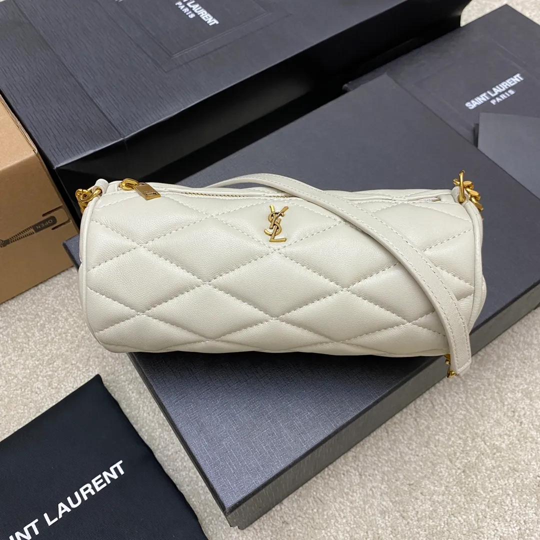 p1320 The top product on the market, sheepskin white/gold 🌈YSL’s new sade small armpit cylinder bag, lambskin 🐏 with retro metal chain, just right for those who like small round bags 🤗The capacity is much larger than woc, and it looks great on the back in summer 👍20220660 Model: 699703 [original leather] Size: 20x10x10cm