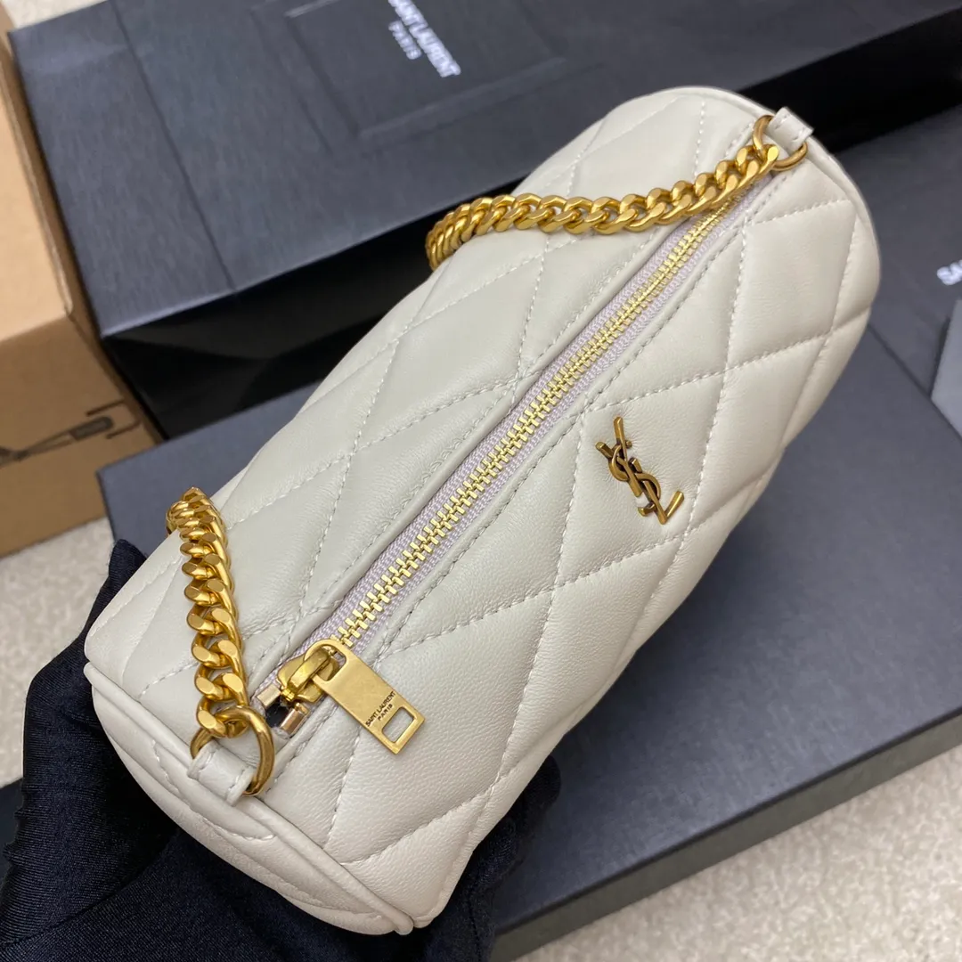 p1320 The top product on the market, sheepskin white/gold 🌈YSL’s new sade small armpit cylinder bag, lambskin 🐏 with retro metal chain, just right for those who like small round bags 🤗The capacity is much larger than woc, and it looks great on the back in summer 👍20220660 Model: 699703 [original leather] Size: 20x10x10cm