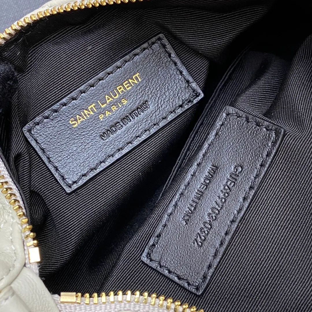 p1320 The top product on the market, sheepskin white/gold 🌈YSL’s new sade small armpit cylinder bag, lambskin 🐏 with retro metal chain, just right for those who like small round bags 🤗The capacity is much larger than woc, and it looks great on the back in summer 👍20220660 Model: 699703 [original leather] Size: 20x10x10cm