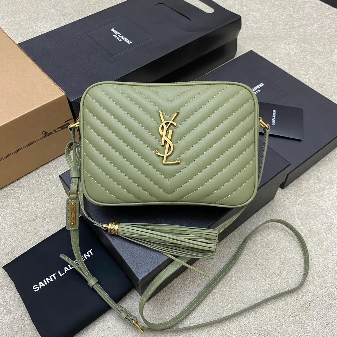 Avocado green plain leather/gold 🌈The popular Y family LOU BAG camera bag is super lightweight and has an amazing capacity 👍Original ZP leather‼ ️Delicate and high-end, the leather feels super good👍The simple bag body is embellished with Y’s classic logo, the shoulder straps can be adjusted, and the tassel pendant can be removed, making it lightweight and versatile! 20220680 Model: 505730 [original leather] Size: 23*16*6cm
