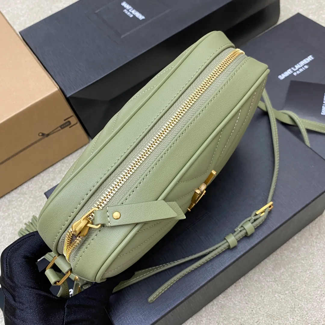 Avocado green plain leather/gold 🌈The popular Y family LOU BAG camera bag is super lightweight and has an amazing capacity 👍Original ZP leather‼ ️Delicate and high-end, the leather feels super good👍The simple bag body is embellished with Y’s classic logo, the shoulder straps can be adjusted, and the tassel pendant can be removed, making it lightweight and versatile! 20220680 Model: 505730 [original leather] Size: 23*16*6cm