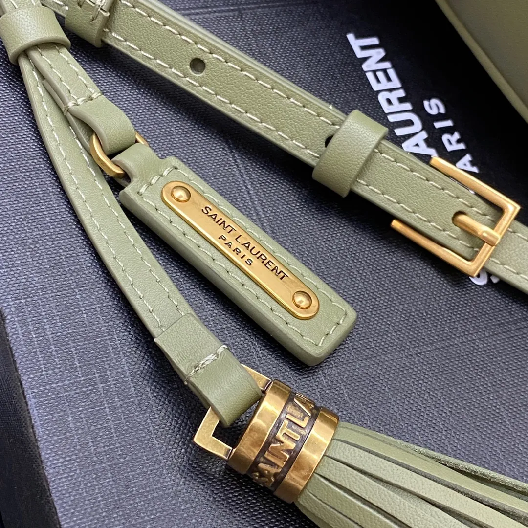 Avocado green plain leather/gold 🌈The popular Y family LOU BAG camera bag is super lightweight and has an amazing capacity 👍Original ZP leather‼ ️Delicate and high-end, the leather feels super good👍The simple bag body is embellished with Y’s classic logo, the shoulder straps can be adjusted, and the tassel pendant can be removed, making it lightweight and versatile! 20220680 Model: 505730 [original leather] Size: 23*16*6cm