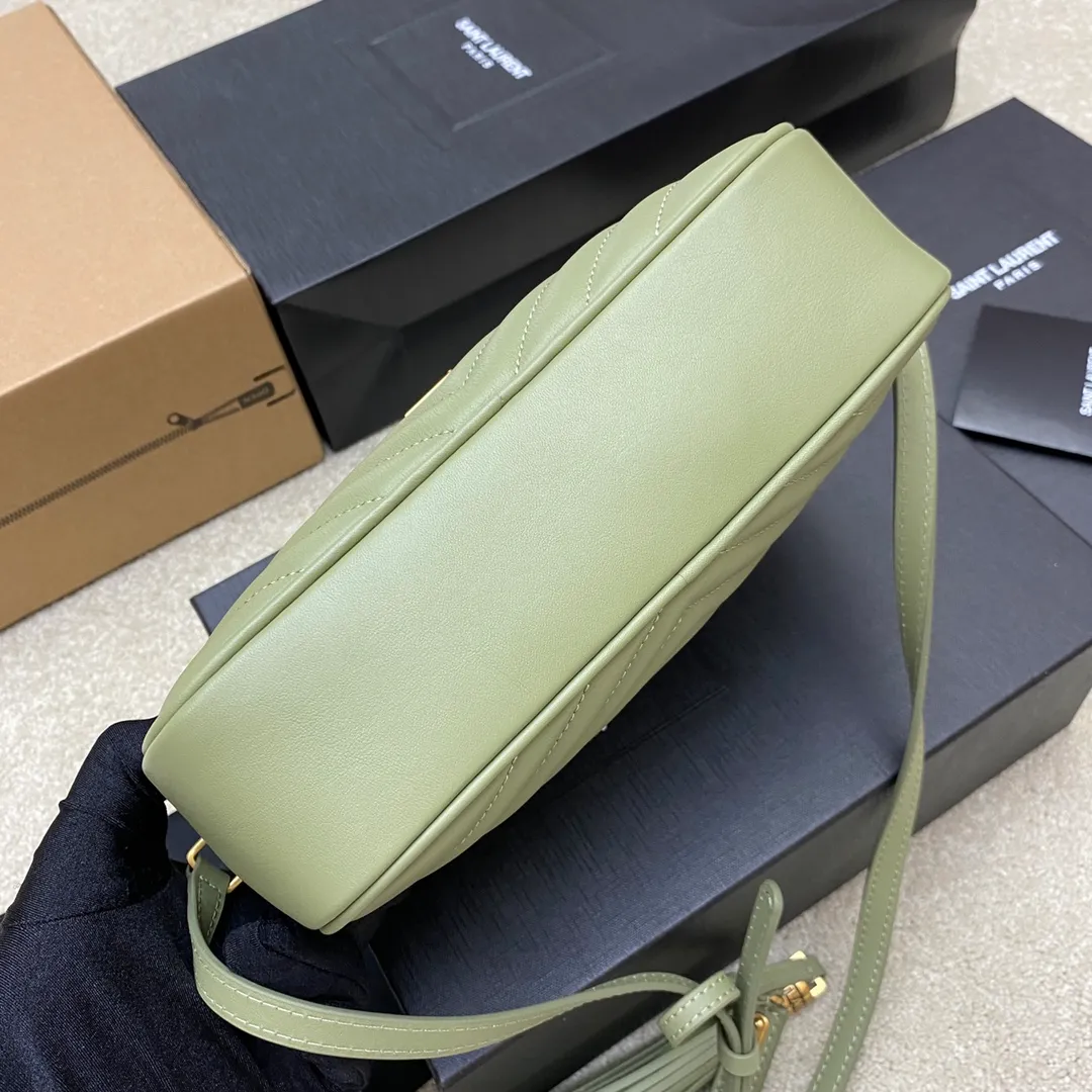 Avocado green plain leather/gold 🌈The popular Y family LOU BAG camera bag is super lightweight and has an amazing capacity 👍Original ZP leather‼ ️Delicate and high-end, the leather feels super good👍The simple bag body is embellished with Y’s classic logo, the shoulder straps can be adjusted, and the tassel pendant can be removed, making it lightweight and versatile! 20220680 Model: 505730 [original leather] Size: 23*16*6cm