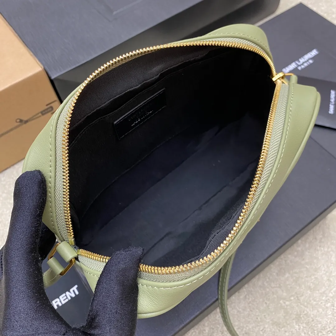 Avocado green plain leather/gold 🌈The popular Y family LOU BAG camera bag is super lightweight and has an amazing capacity 👍Original ZP leather‼ ️Delicate and high-end, the leather feels super good👍The simple bag body is embellished with Y’s classic logo, the shoulder straps can be adjusted, and the tassel pendant can be removed, making it lightweight and versatile! 20220680 Model: 505730 [original leather] Size: 23*16*6cm
