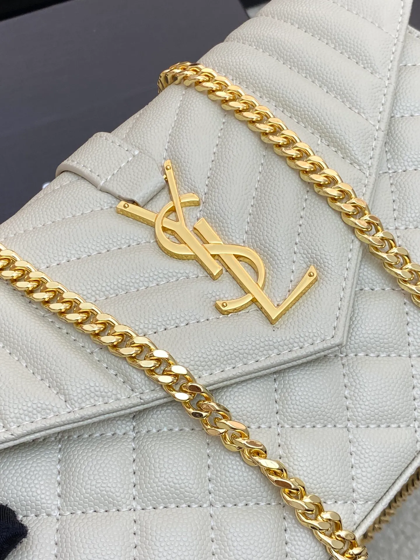 💰1300 white ball pattern/gold buckle 🌈YSL latest ENVELOPE Woc envelope bag ✉️Original caviar ball pattern, engraved inner zipper compartment, can be used as a clutch bag or as a shoulder bag. There are multiple card slots inside. Compact and practical 👍20220650 Model: 620280 [original leather] Size: 22.5x14x4cm